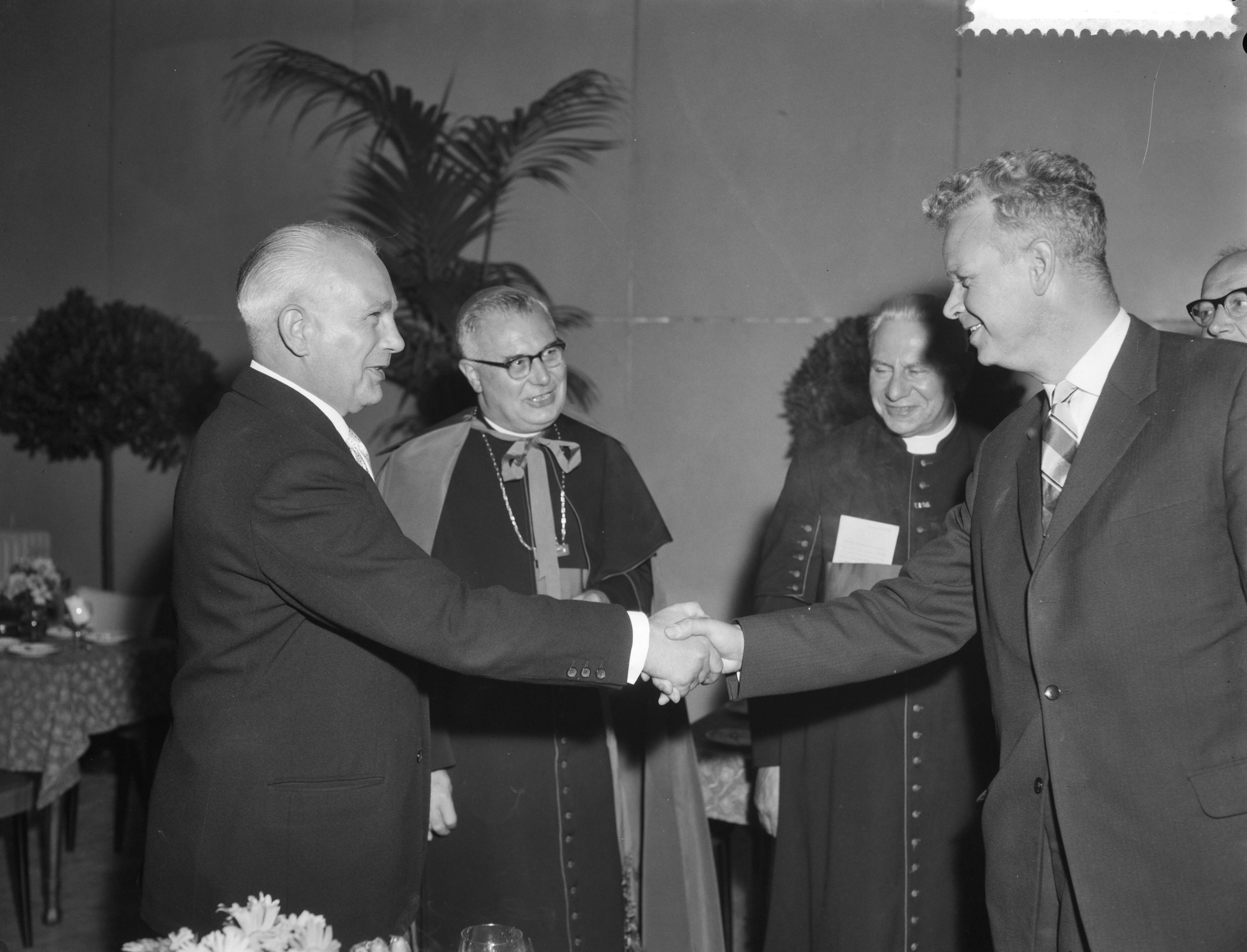 Fotocollectie Anefo — Herdenkingszitting van de KAB in Tivoli te Utrecht — Foto: Rossem, Wim van / Anefo. Licentie: Set B: Rechtenvrij / Publiek Domein. Bron: Nationaal Archief. http://hdl.handle.net/10648/a99daca4-d0b4-102d-bcf8-003048976d84