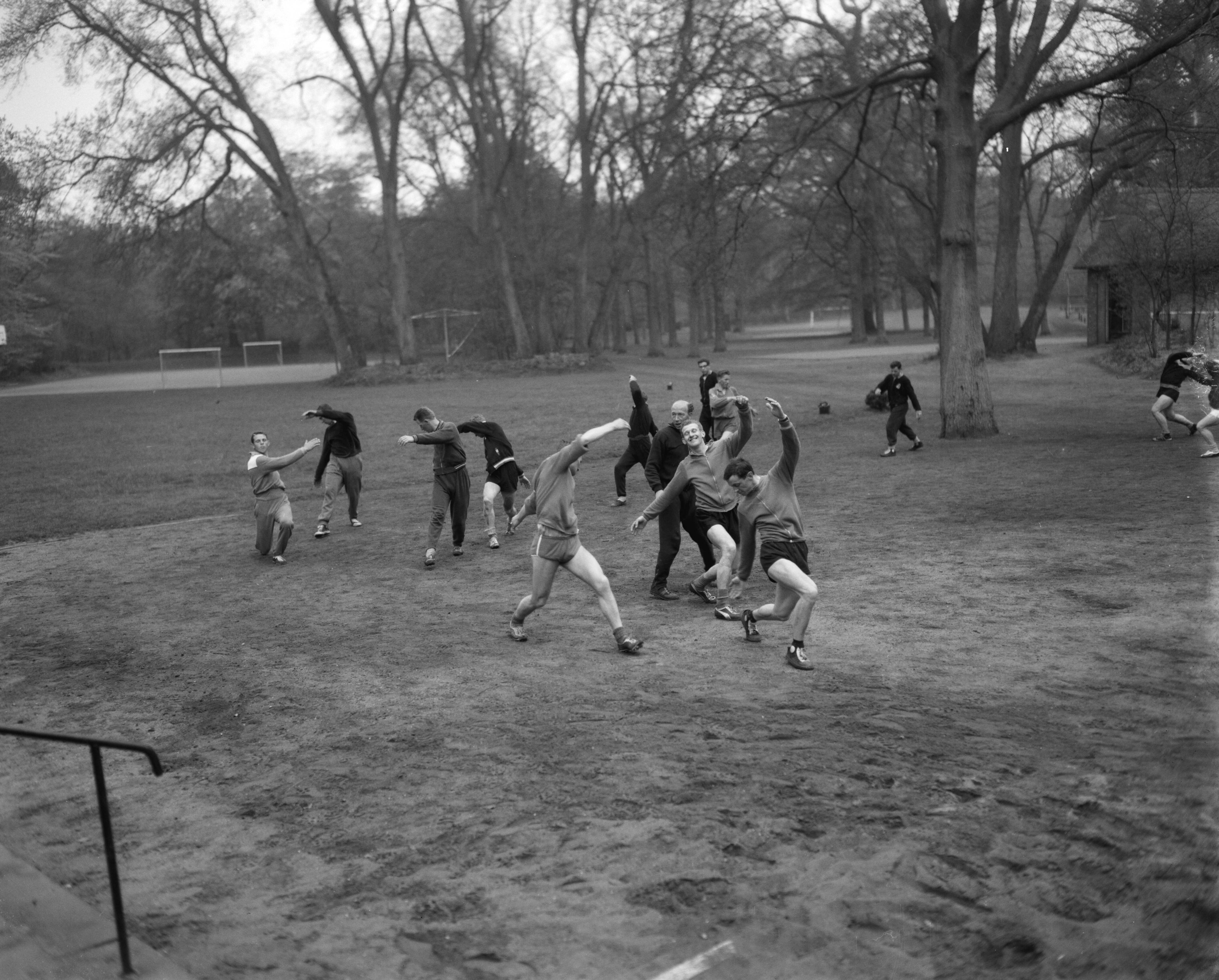 Fotocollectie Anefo — Conditietraining Nederlandse schaatskernploeg op het CIOS te Overveen — Foto: Bilsen, Joop van / Anefo. Licentie: Set B: Rechtenvrij / Publiek Domein. Bron: Nationaal Archief. http://hdl.handle.net/10648/aa07f5dc-d0b4-102d-bcf8-003048976d84
