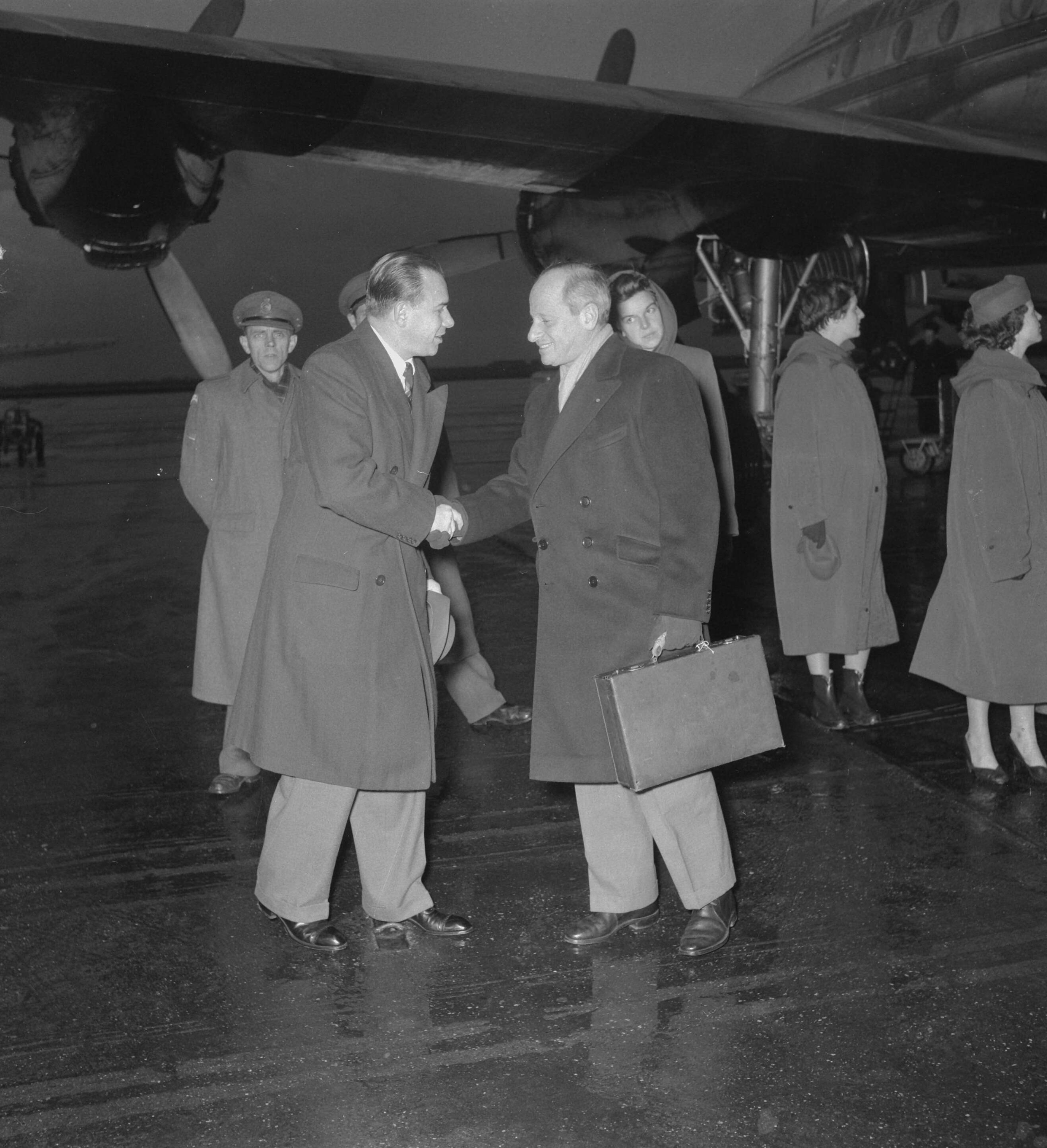 Fotocollectie Anefo — Aankomst van de president-directeur van de filmmaatschappij Metro-Goldwyn-Mayer Arthur M. Loew (rechts) op Schiphol. Hij is in gezelschap van de directeur voor Europa Dave Lewis — Foto: Noske, J.D. / Anefo. Licentie: Set B: Rechtenvrij / Publiek Domein. Bron: Nationaal Archief. http://hdl.handle.net/10648/a902787e-d0b4-102d-bcf8-003048976d84
