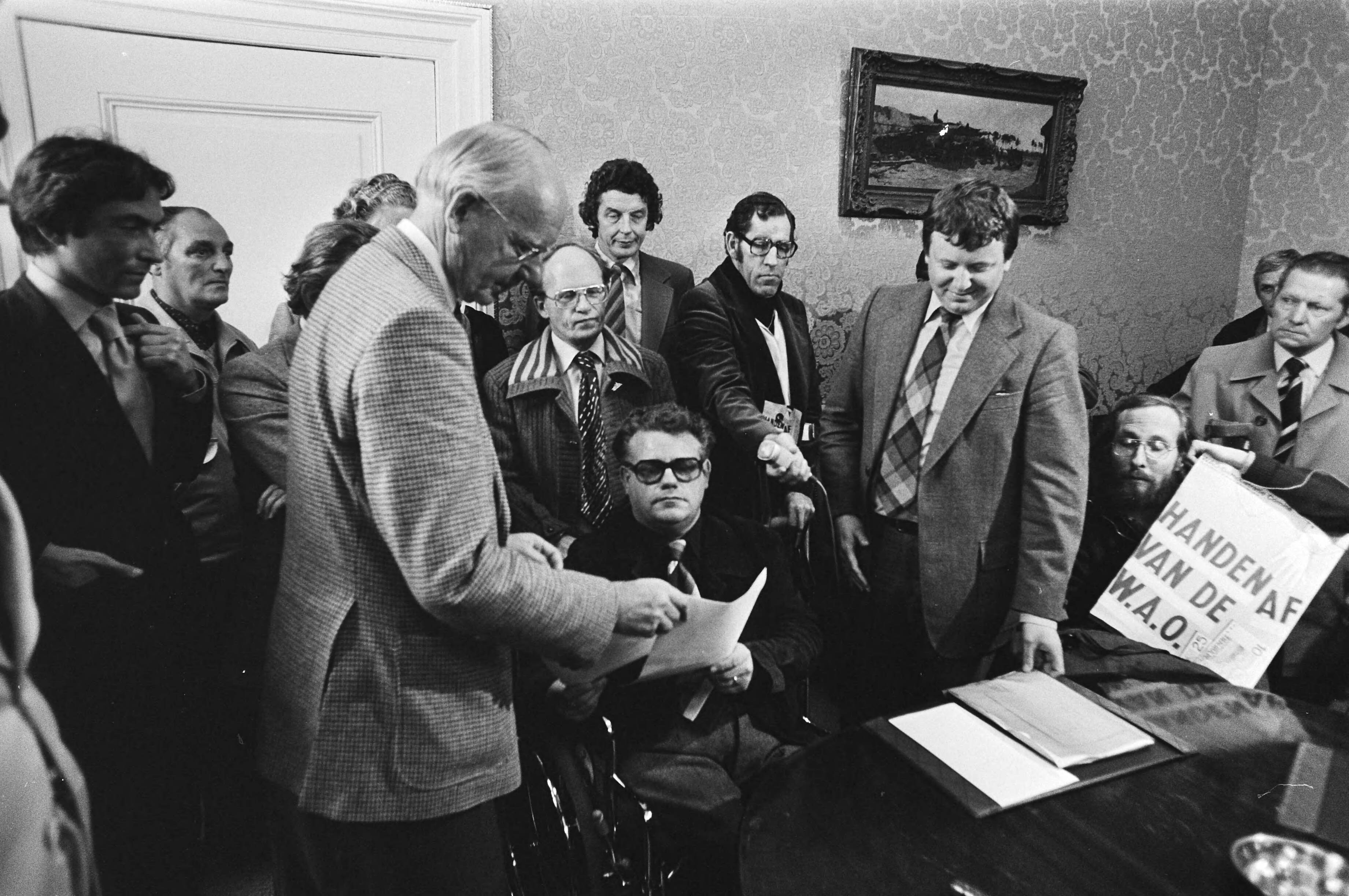 Fotocollectie Anefo — Den Haag, demonstratie mensen met sociale uitkeringen tegen bezuinigingen Bestek81; Vondeling ontvangt petitie van Van Beek en Hans Ouwerkerk — Foto: Croes, Rob C. / Anefo. Licentie: Set B: Rechtenvrij / Publiek Domein. Bron: Nationaal Archief. http://hdl.handle.net/10648/acbce13e-d0b4-102d-bcf8-003048976d84
