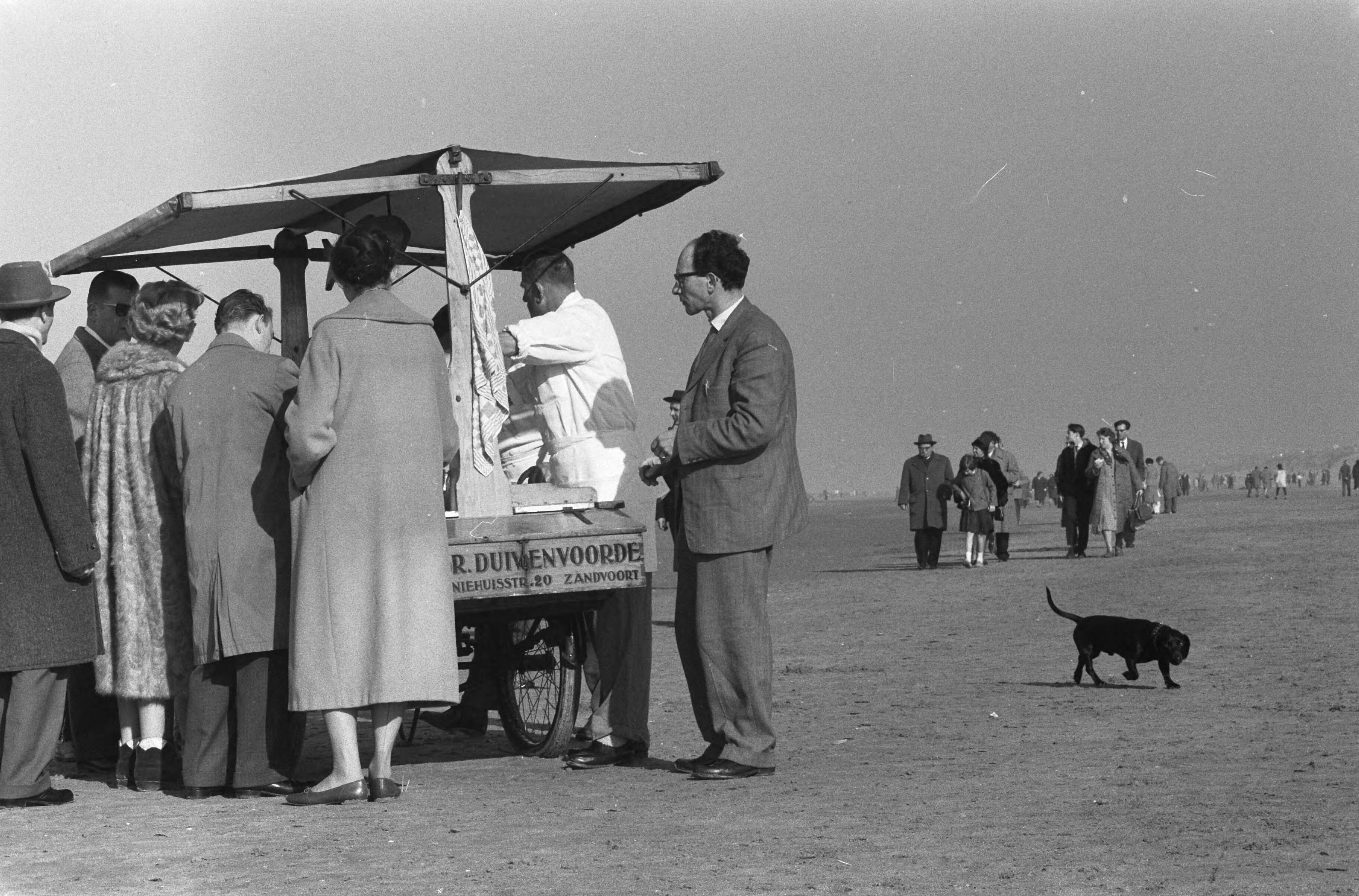 Fotocollectie Anefo — Prachtig voorjaarsweer op het strand te Zandvoort — Foto: Pot, Harry / Anefo. Licentie: Set B: Rechtenvrij / Publiek Domein. Bron: Nationaal Archief. http://hdl.handle.net/10648/a9c9e242-d0b4-102d-bcf8-003048976d84
