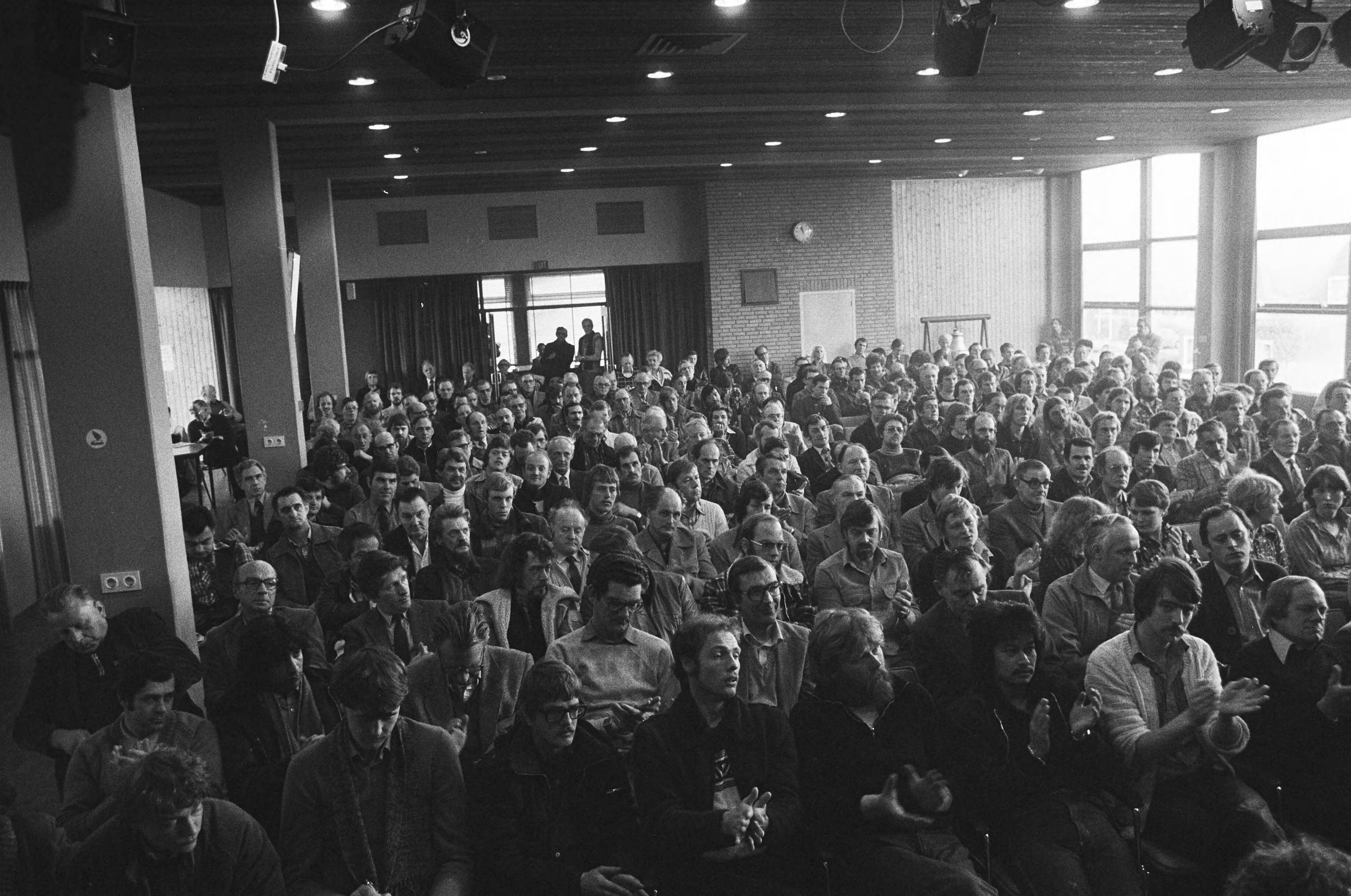 Fotocollectie Anefo — Werknemers van Gelder Papier in staking i.v.m. sluiting bedrijf; nr. 17a : burgemeester P.J. Janssens (Wormer) — Foto: Pereira, Fernando / Anefo. Licentie: Set B: Rechtenvrij / Publiek Domein. Bron: Nationaal Archief. http://hdl.handle.net/10648/acddc444-d0b4-102d-bcf8-003048976d84