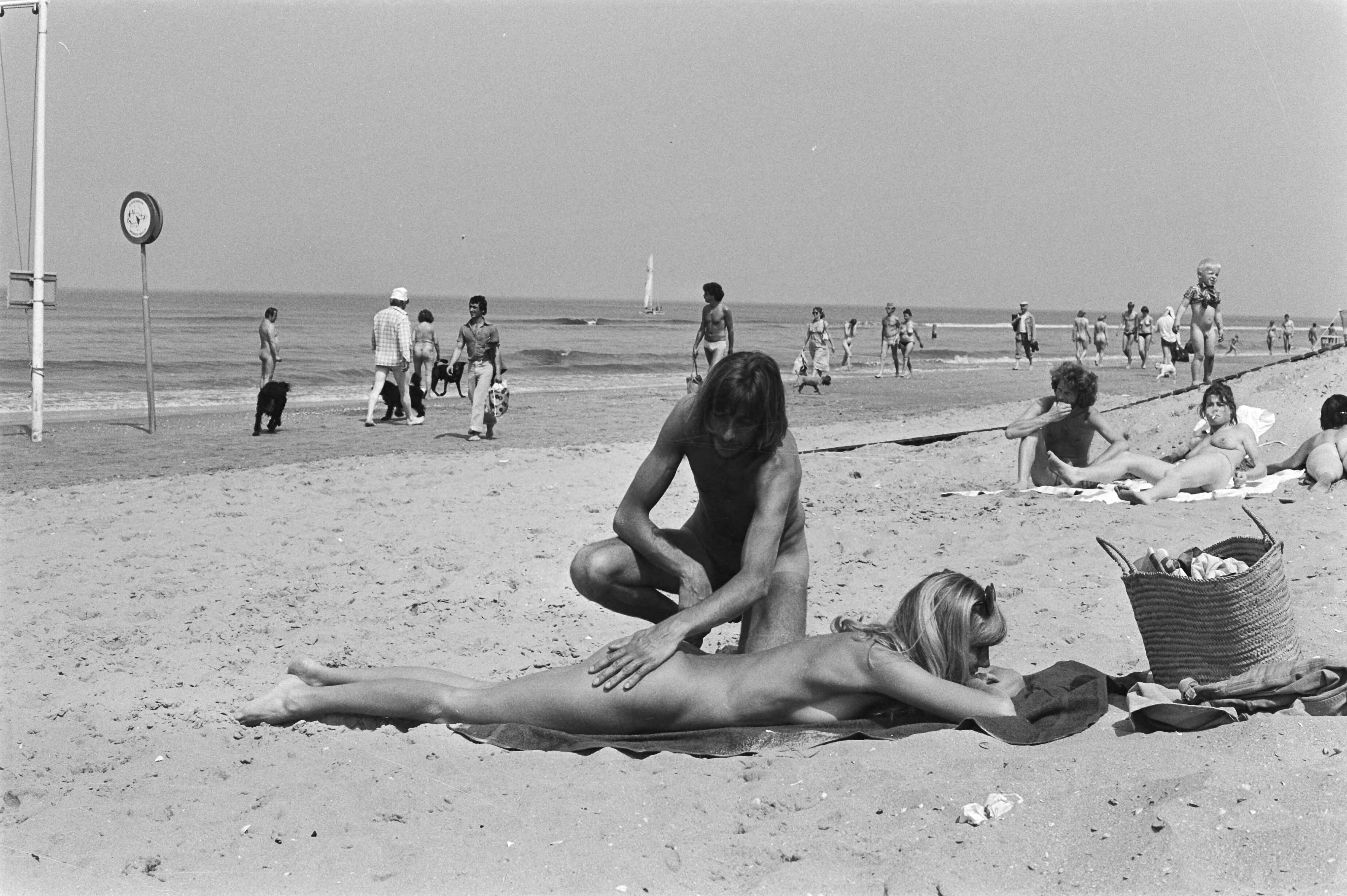 Fotocollectie Anefo — Strand Zandvoort — Foto: Peters, Hans / Anefo. Licentie: Set B: Rechtenvrij / Publiek Domein. Bron: Nationaal Archief. http://hdl.handle.net/10648/acb4c10c-d0b4-102d-bcf8-003048976d84