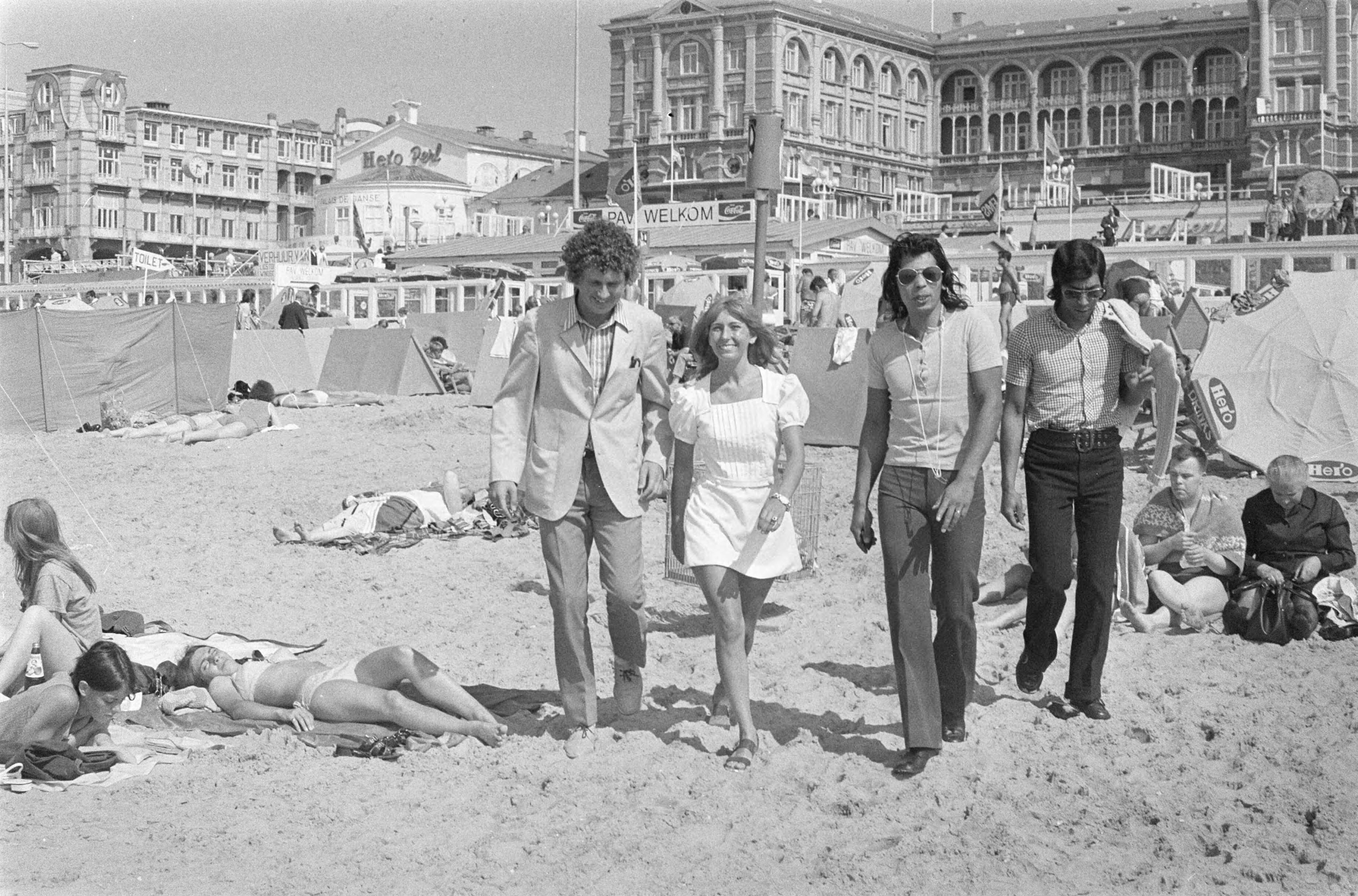 Fotocollectie Anefo — Seth Gaaikema, Willeke Alberti en The Blue Diamonds op strand Scheveningen — Foto: Verhoeff, Bert / Anefo. Licentie: Set B: Rechtenvrij / Publiek Domein. Bron: Nationaal Archief. http://hdl.handle.net/10648/abc4f1e0-d0b4-102d-bcf8-003048976d84