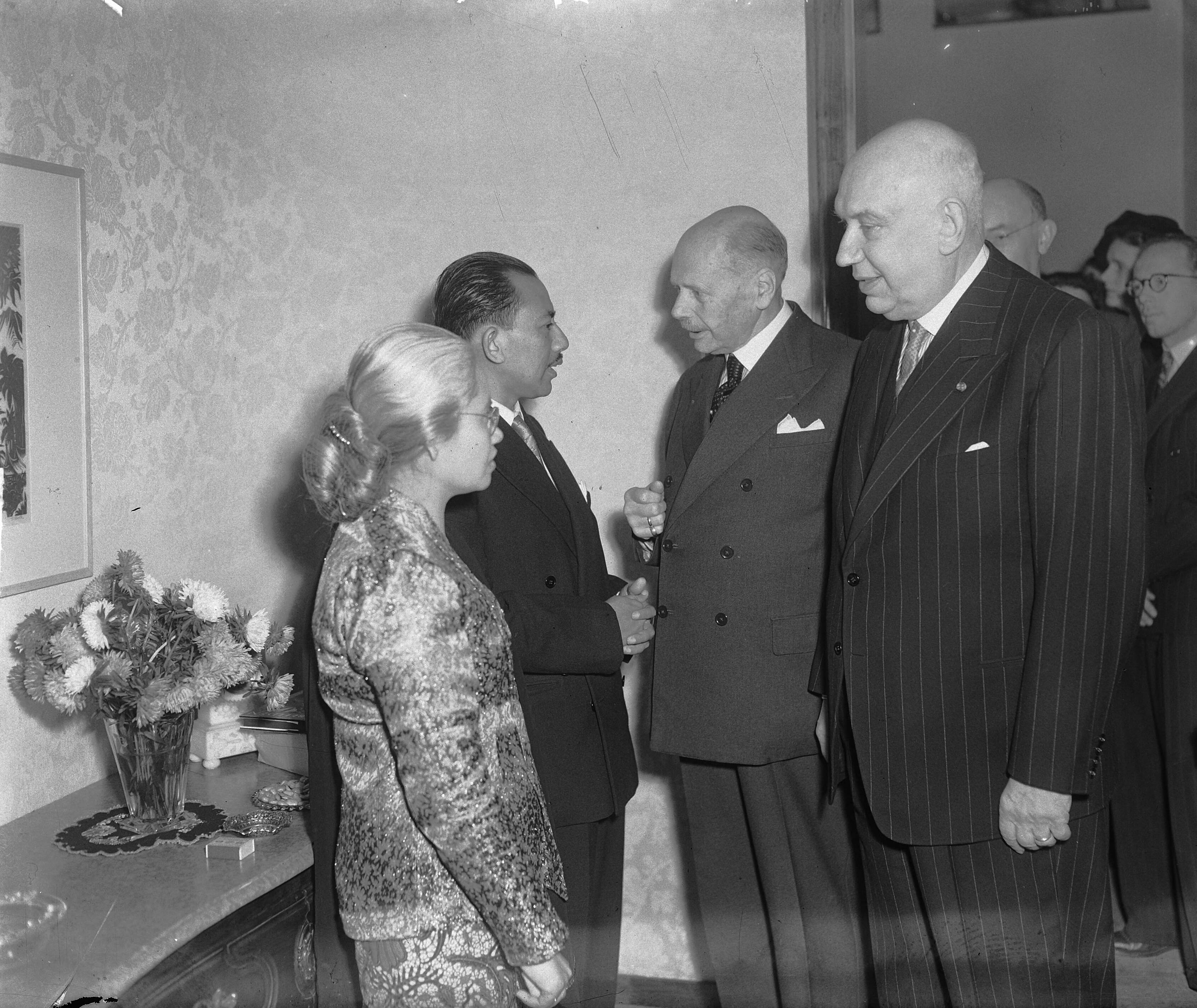 Afscheidsreceptie van de Indonesische Hoge Commissaris Mohammed Rum te Den Haag — Afscheidsreceptie van de Indonesische Hoge Commissaris Mohammed Rum te Den Haag. Oud-minister Van Schaik (rechts) — Foto: Winterbergen, Rolf / Anefo. Licentie: Set B: Rechtenvrij / Publiek Domein. Bron: Nationaal Archief. http://hdl.handle.net/10648/a8df298c-d0b4-102d-bcf8-003048976d84