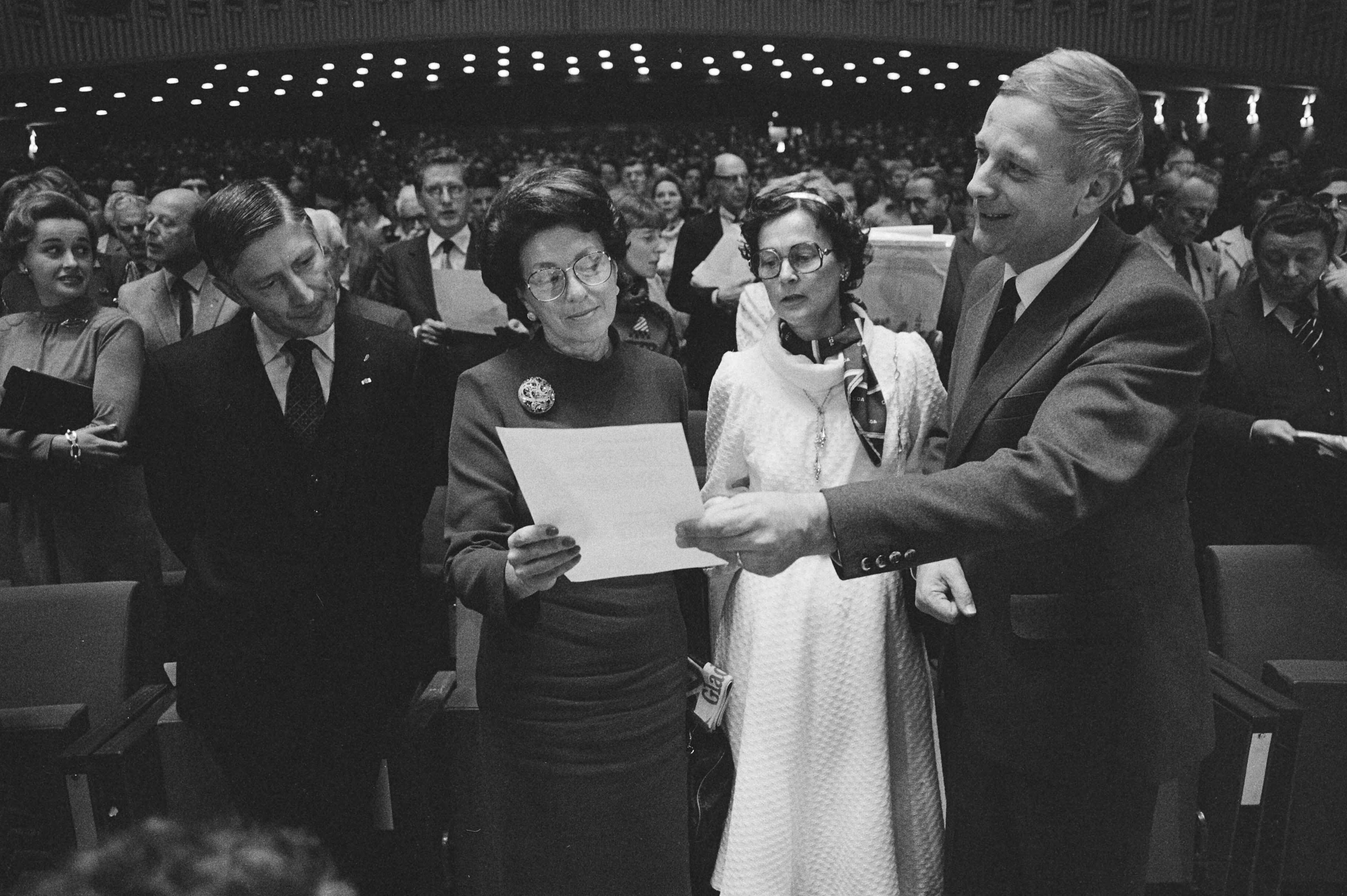 Fotocollectie Anefo — Fusie congres CDA in Den Haag , slotpsalm v.l.n.r. Van Agt , ambassadrice van VS mw. Joseph , mw. Steenkamp en P. Steenkamp — Foto: Antonisse, Marcel / Anefo. Licentie: Set B: Rechtenvrij / Publiek Domein. Bron: Nationaal Archief. http://hdl.handle.net/10648/acea9c64-d0b4-102d-bcf8-003048976d84