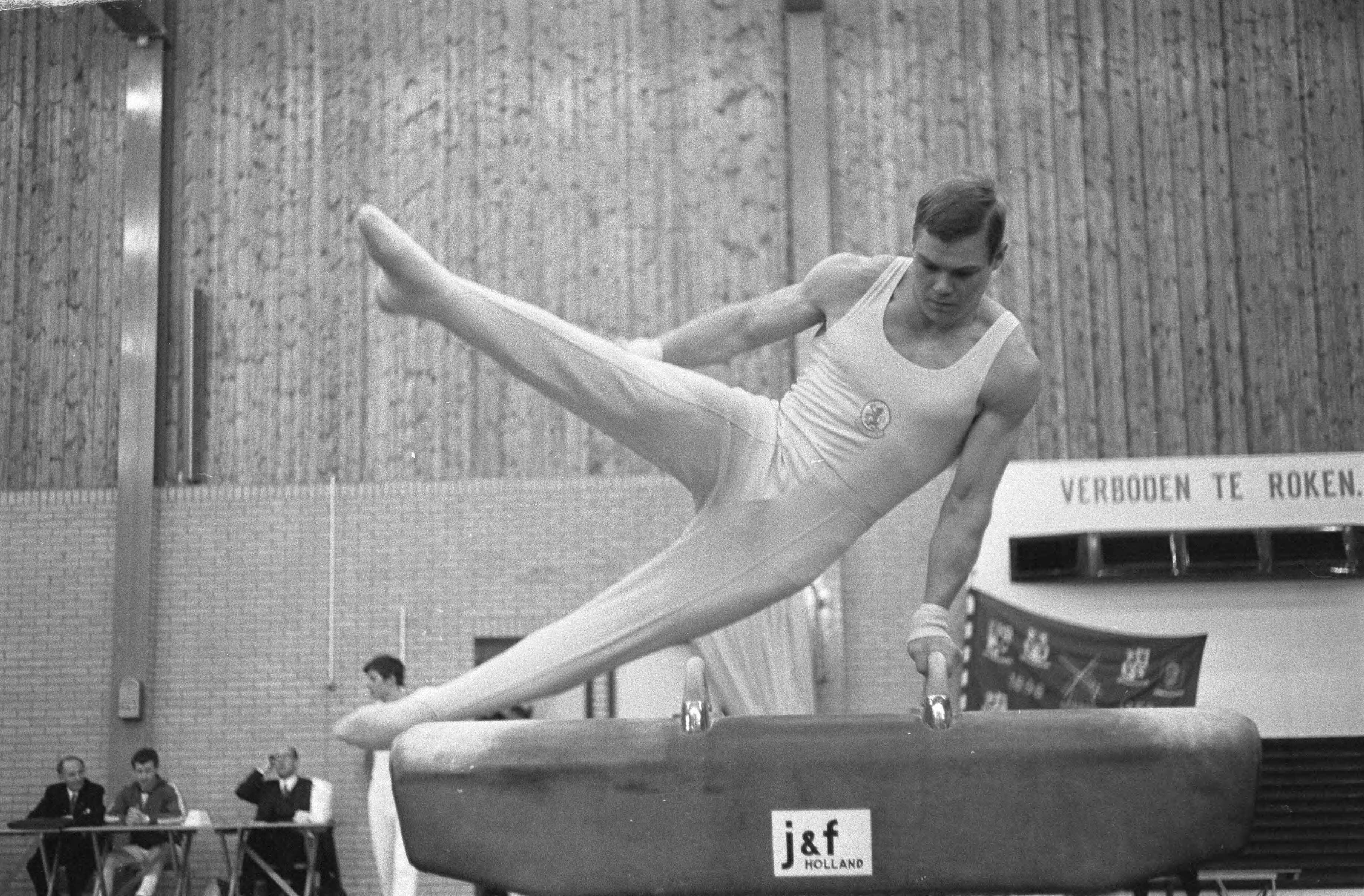 Fotocollectie Anefo — Nationale Kampioenschappen Turnen voor Heren te Krommenie Hans Gunneman in aktie op paard werd tweede — Foto: Koch, Eric / Anefo. Licentie: Set B: Rechtenvrij / Publiek Domein. Bron: Nationaal Archief. http://hdl.handle.net/10648/ab63e472-d0b4-102d-bcf8-003048976d84