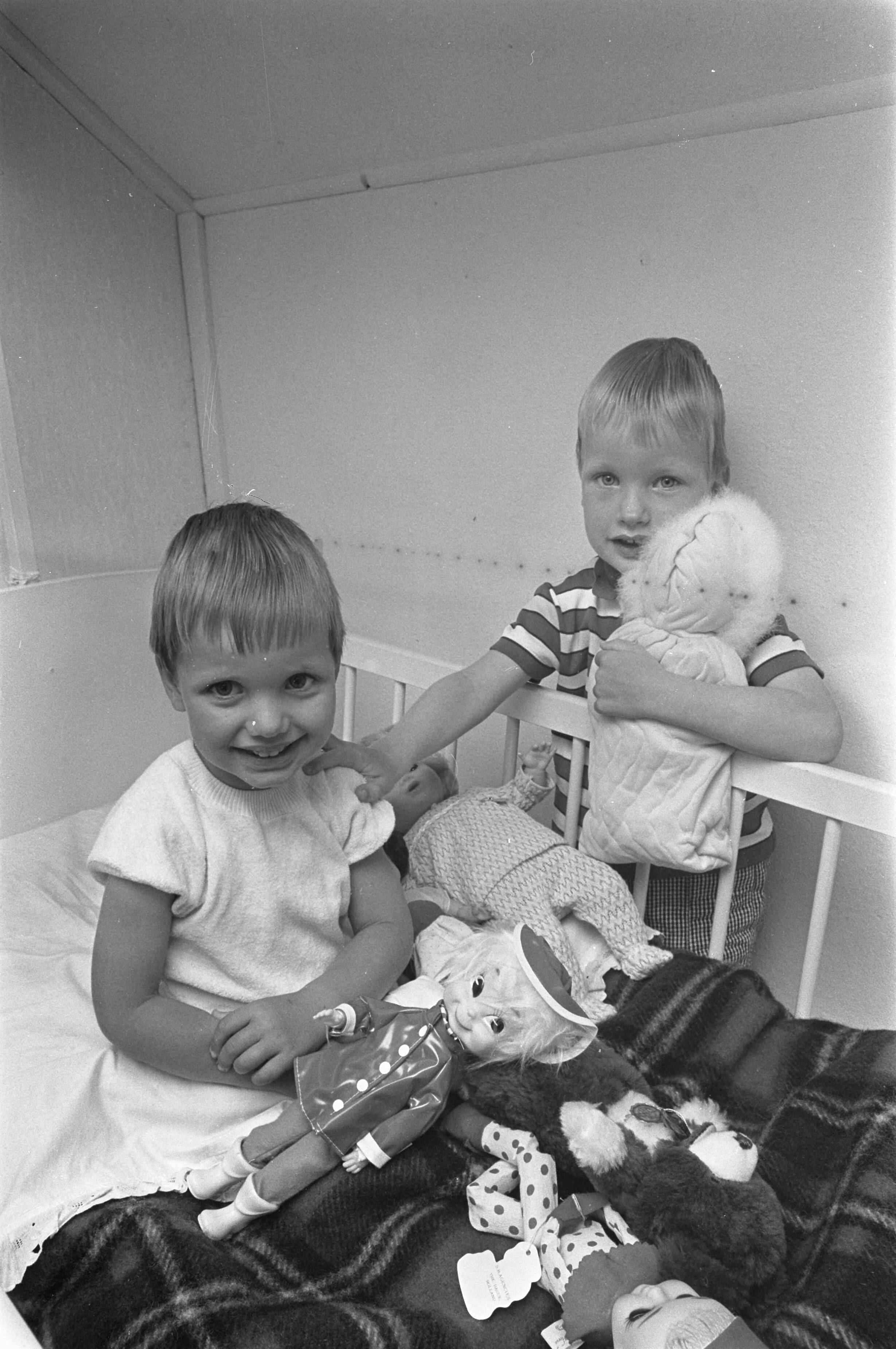 Fotocollectie Anefo — Marian Wijfje uit Zandvoort speelt alweer met poppen, rechts broertje Steven — Foto: Nijs, Jac. de / Anefo. Licentie: Set B: Rechtenvrij / Publiek Domein. Bron: Nationaal Archief. http://hdl.handle.net/10648/ab4512ae-d0b4-102d-bcf8-003048976d84