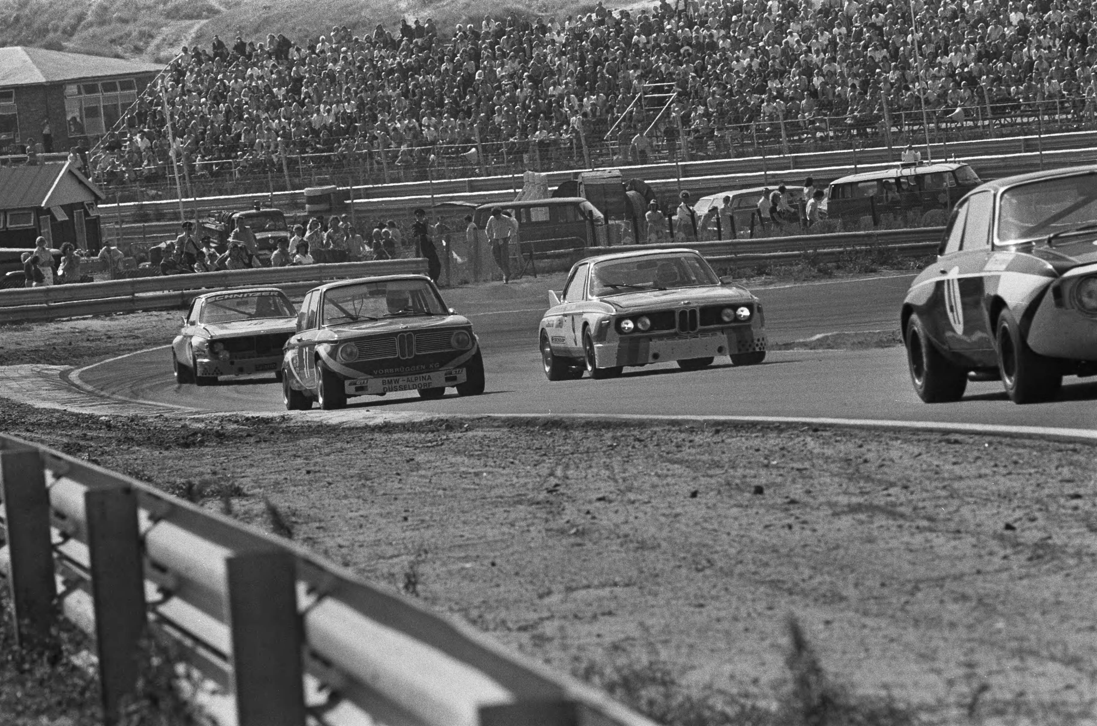 Fotocollectie Anefo — Zandvoort Trophy toerwagens, groep II, T. Hezemans in aktie in BMW (rechts) — Foto: Punt, W. / Anefo. Licentie: Set B: Rechtenvrij / Publiek Domein. Bron: Nationaal Archief. http://hdl.handle.net/10648/ac33c34a-d0b4-102d-bcf8-003048976d84