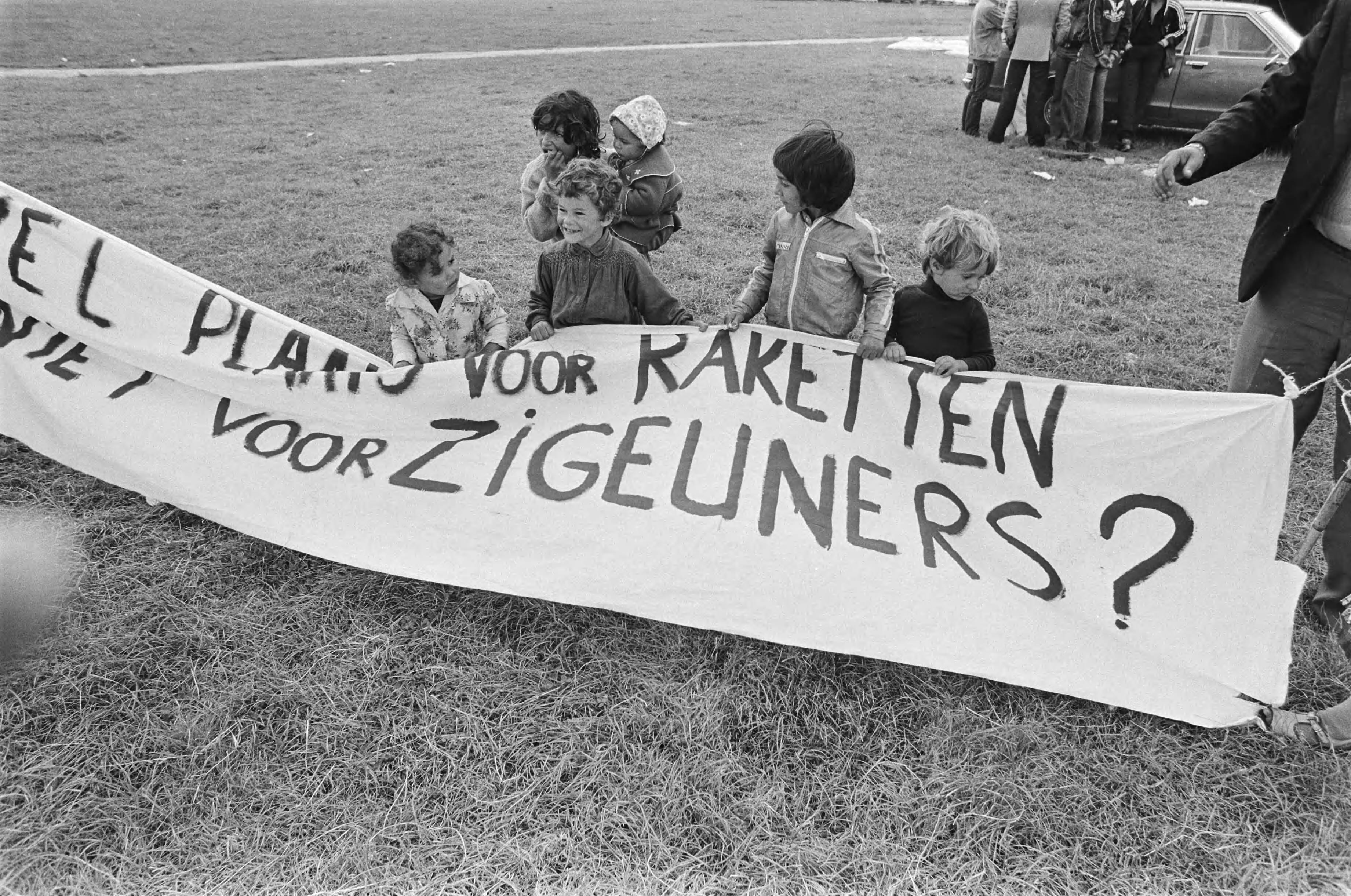 Fotocollectie Anefo — Demonstratie in Den Haag voor de zigeuners; kinderen me spandoek — Foto: Bogaerts, Rob / Anefo. Licentie: Set B: Rechtenvrij / Publiek Domein. Bron: Nationaal Archief. http://hdl.handle.net/10648/ad005cc0-d0b4-102d-bcf8-003048976d84