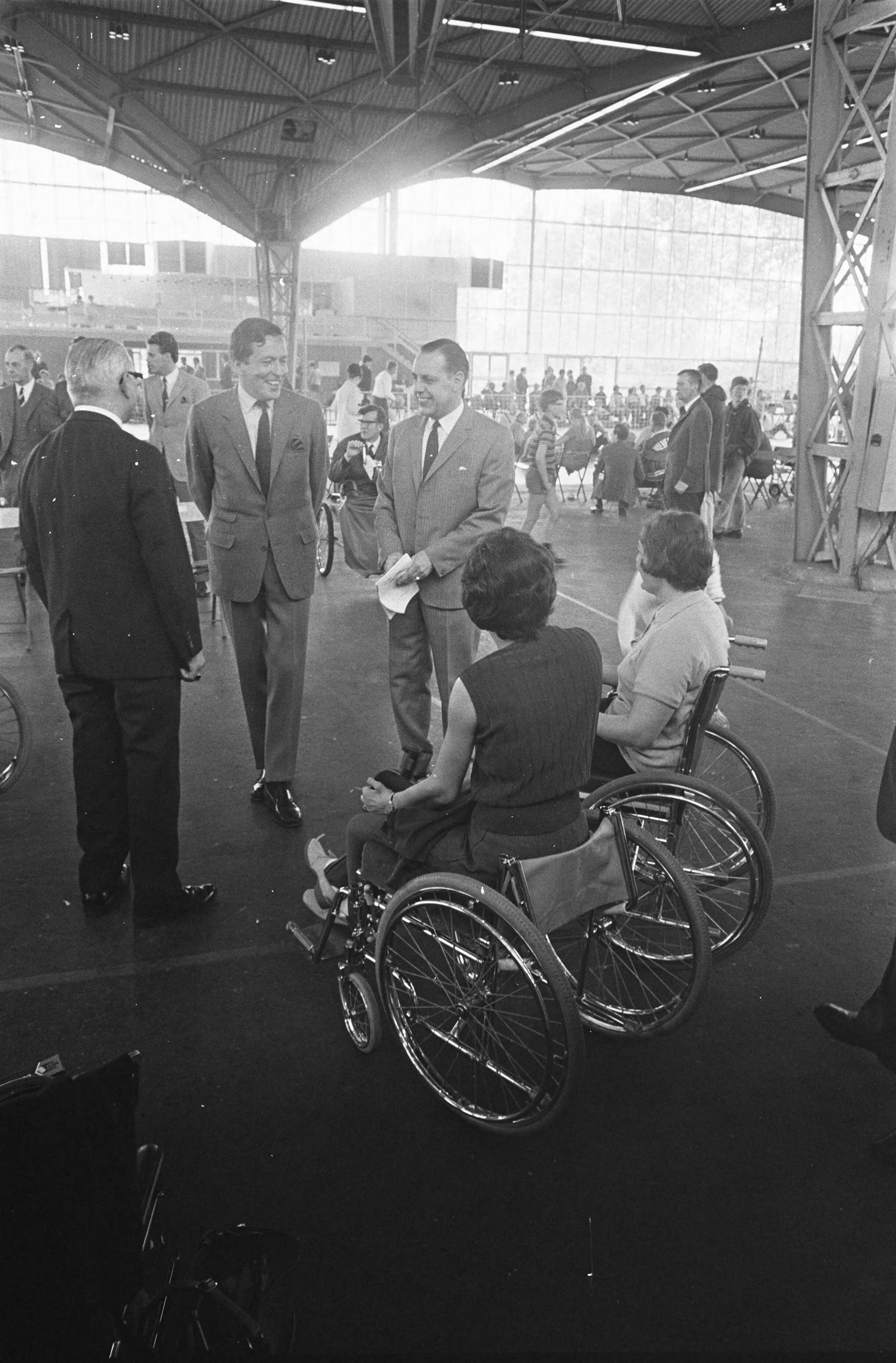 Fotocollectie Anefo — Zijne Koninklijke Hoogheid Prins Claus woont de Landelijke Invaliden Sportdag in Expohal, Hilversum, bij bij tafeltennissers — Foto: Evers, Joost / Anefo. Licentie: Set B: Rechtenvrij / Publiek Domein. Bron: Nationaal Archief. http://hdl.handle.net/10648/ab6c330c-d0b4-102d-bcf8-003048976d84