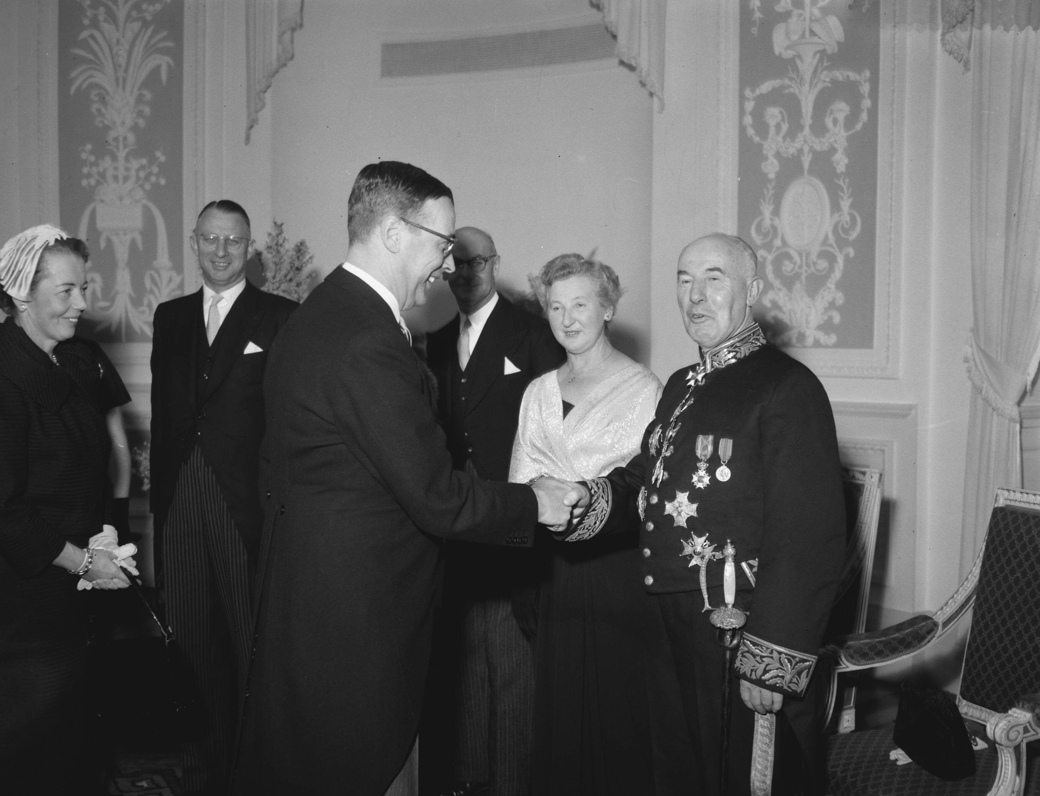 Fotocollectie Anefo — Nieuwjaarsreceptie van de Commissaris der Koningin in Noord Holland dr. M. J. Prinsen te Haarlem, burgemeester G. van Hall van Amsterdam is een van de aanwezigen — Foto: Behrens, Herbert F. / Anefo. Licentie: Set B: Rechtenvrij / Publiek Domein. Bron: Nationaal Archief. http://hdl.handle.net/10648/a98b4122-d0b4-102d-bcf8-003048976d84
