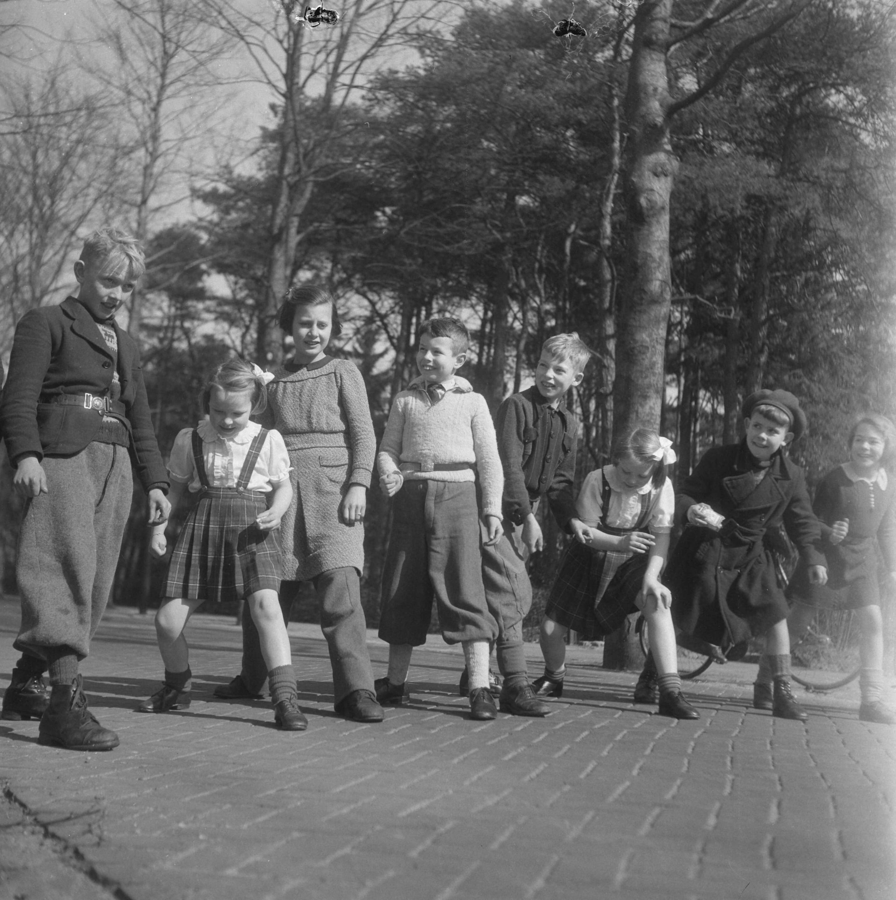 Prinses Beatrix en prinses Irene op de Werkplaats Kindergemeenschap van Kees Boeke te Bilthoven — De Werkplaats Kindergemeenschap van Kees Boeke. Hardloopwedstrijd, 2e van links prinses Irene, 2e van rechts prinses Beatrix — Foto: Breijer, Charles / Anefo. Licentie: Set B: Rechtenvrij / Publiek Domein. Bron: Nationaal Archief. http://hdl.handle.net/10648/a89a9c86-d0b4-102d-bcf8-003048976d84