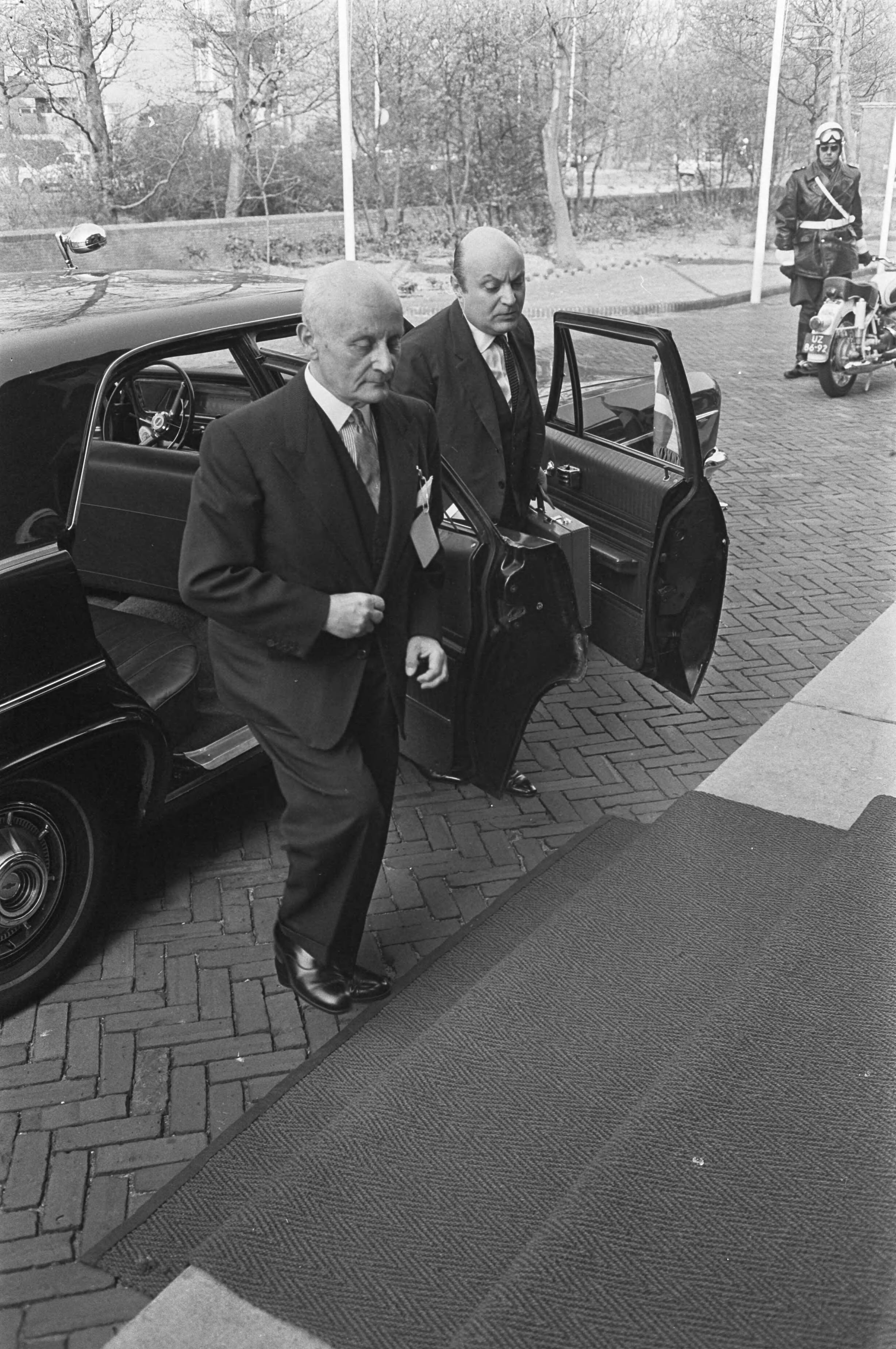 Fotocollectie Anefo — Nato vergadert in Den Haag . Overzicht Nato-vergadering in Juliana Kazerne — Foto: Koch, Eric / Anefo. Licentie: Set B: Rechtenvrij / Publiek Domein. Bron: Nationaal Archief. http://hdl.handle.net/10648/ab3d5564-d0b4-102d-bcf8-003048976d84
