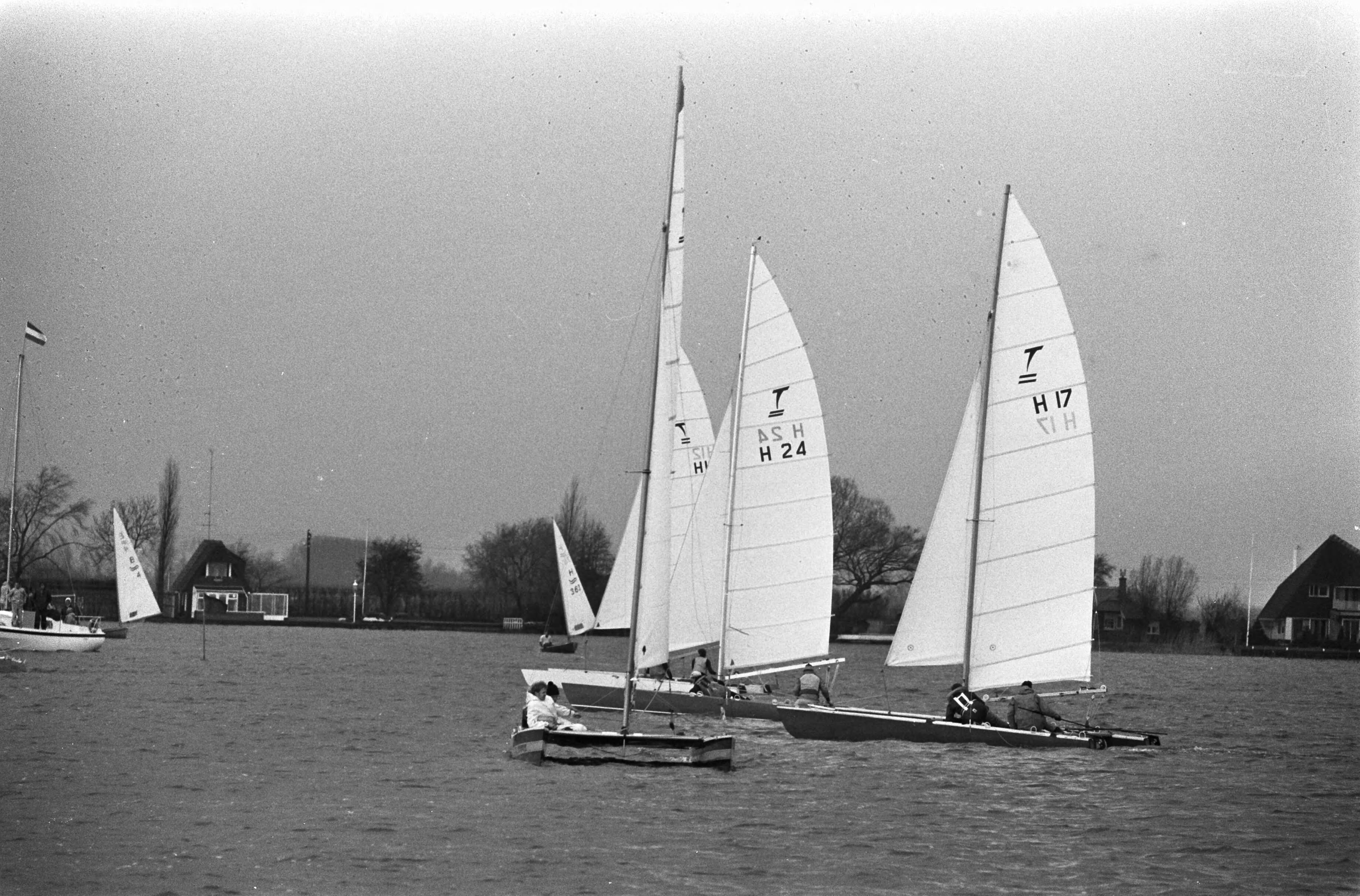 Fotocollectie Anefo — Internationale paasregatta in Loosdrecht, Tornados tijdens wedstrijd — Foto: Punt, W. / Anefo. Licentie: Set B: Rechtenvrij / Publiek Domein. Bron: Nationaal Archief. http://hdl.handle.net/10648/ac2a6db8-d0b4-102d-bcf8-003048976d84