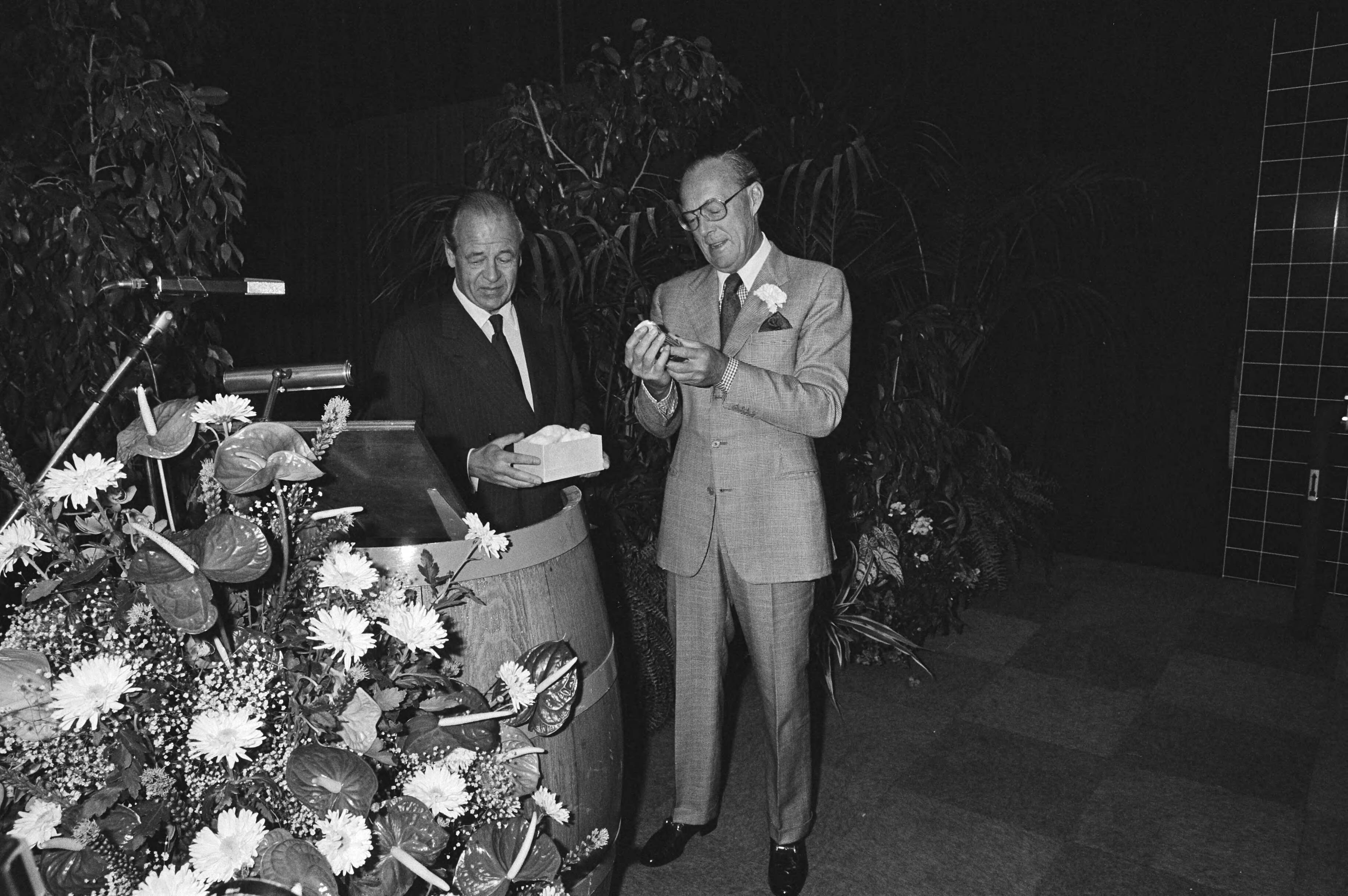 Opening door prins Bernhard van de nieuwe vestiging van de Gedistilleerd en Wijngroep Nederland B.V. (dochter van Heineken) in Zoetermeer — Prins Bernhard bekijkt een geschenk — Foto: Dijk, Hans van / Anefo. Licentie: Set B: Rechtenvrij / Publiek Domein. Bron: Nationaal Archief. http://hdl.handle.net/10648/acd16dfc-d0b4-102d-bcf8-003048976d84