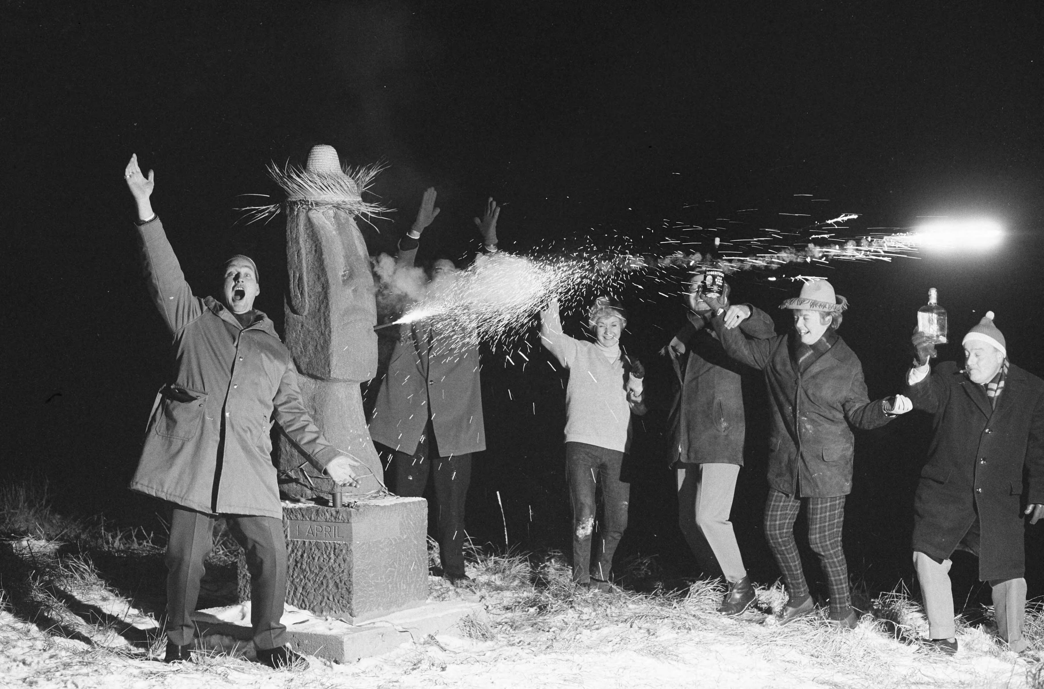 Fotocollectie Anefo — Jaarwisseling te Zandvoort bij het Paasbeeld — Foto: Pot, Harry / Anefo. Licentie: Set B: Rechtenvrij / Publiek Domein. Bron: Nationaal Archief. http://hdl.handle.net/10648/aa24704a-d0b4-102d-bcf8-003048976d84