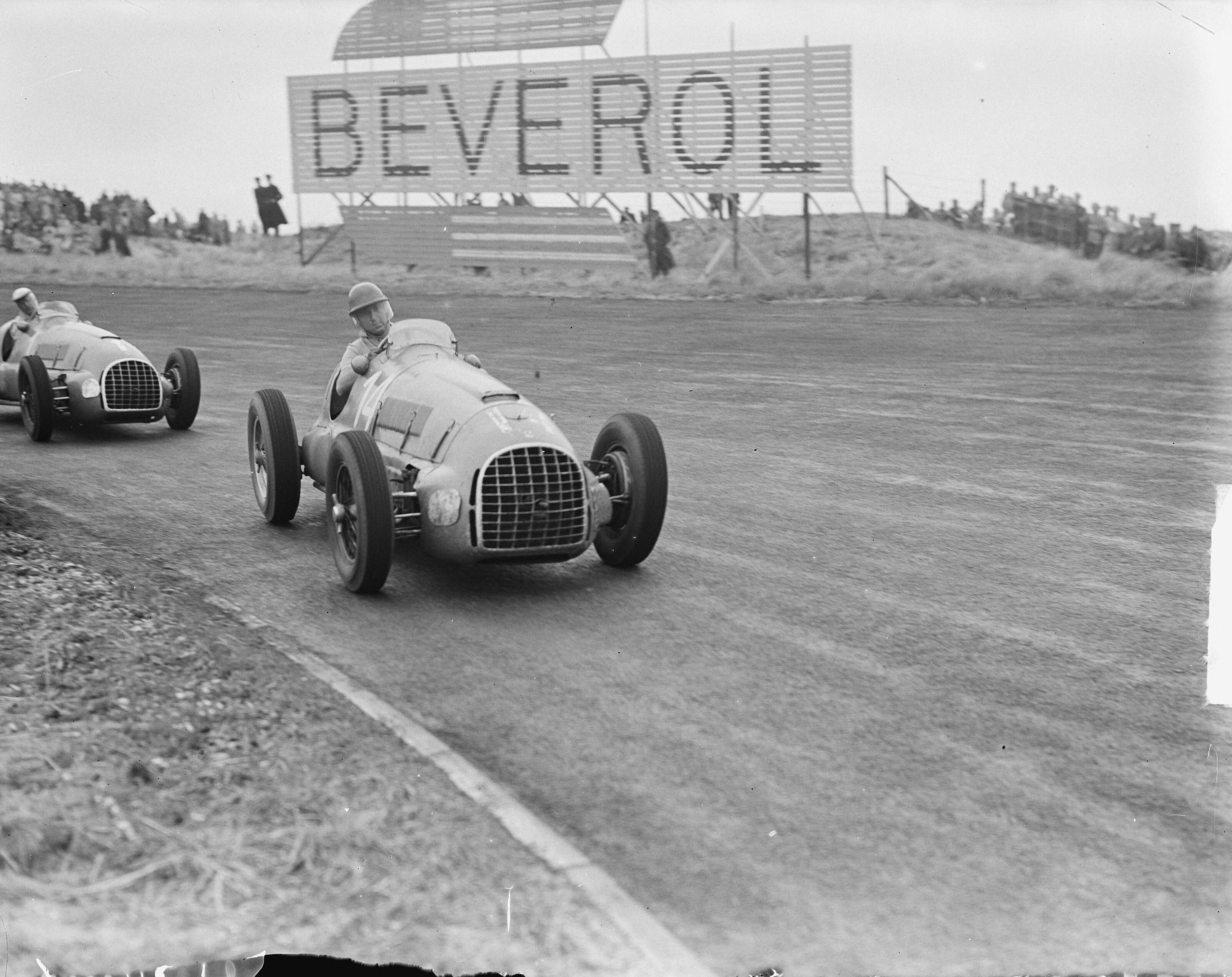 Grand Prix van Zandvoort 1949 — Grand Prix van Zandvoort. Voorop 2 Ferrari's 125. Alberto Ascari (nr. 14) en Luigi Villoresi (nr. — Foto: Oorschot, […] van / Anefo. Licentie: Set B: Rechtenvrij / Publiek Domein. Bron: Nationaal Archief. http://hdl.handle.net/10648/a8cbba78-d0b4-102d-bcf8-003048976d84
