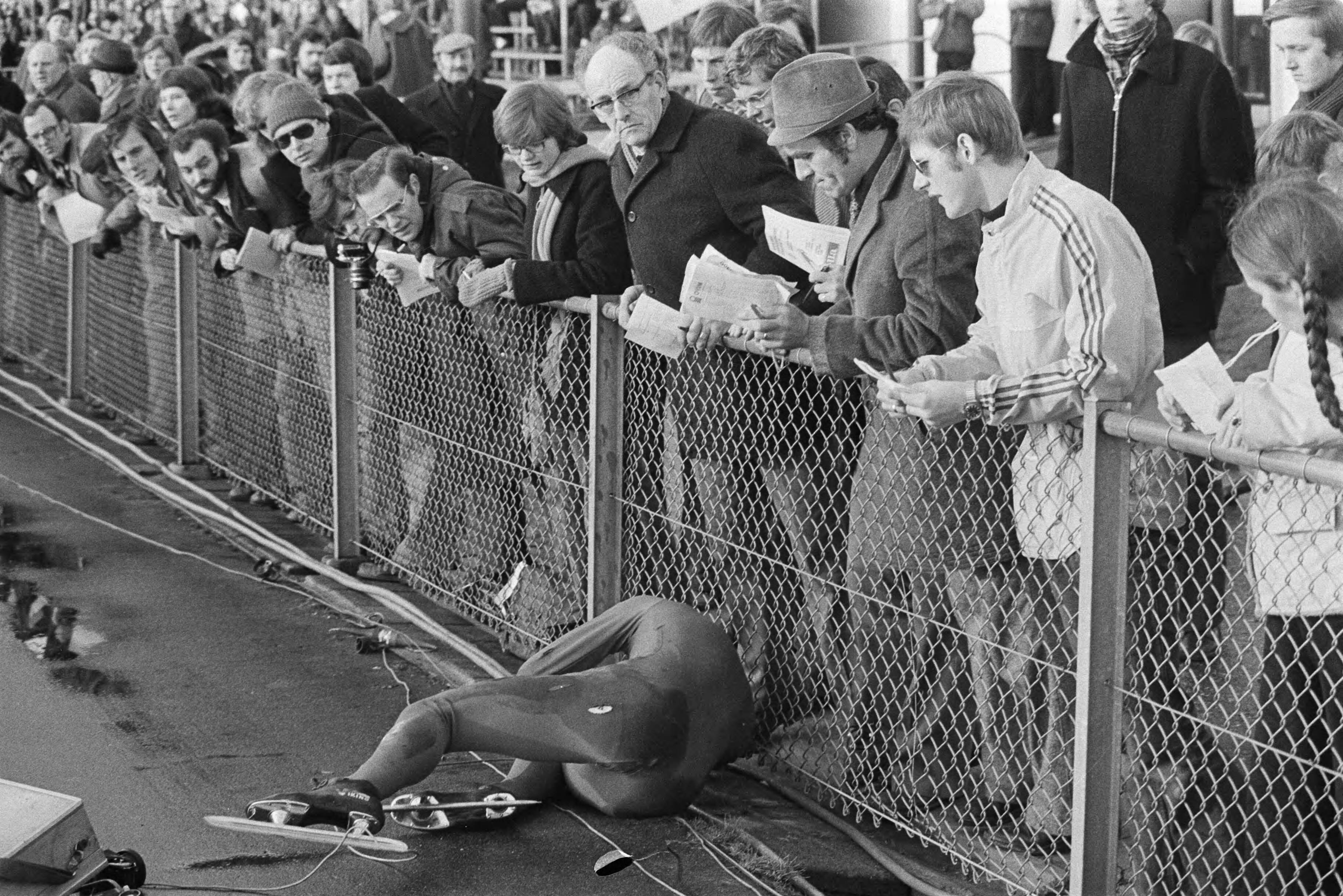 Fotocollectie Anefo — Nederlandse kampioenschappen schaatsen in Groningen; Eppie Bleeker ten val — Foto: Verhoeff, Bert / Anefo. Licentie: Set B: Rechtenvrij / Publiek Domein. Bron: Nationaal Archief. http://hdl.handle.net/10648/ac7a9aa4-d0b4-102d-bcf8-003048976d84
