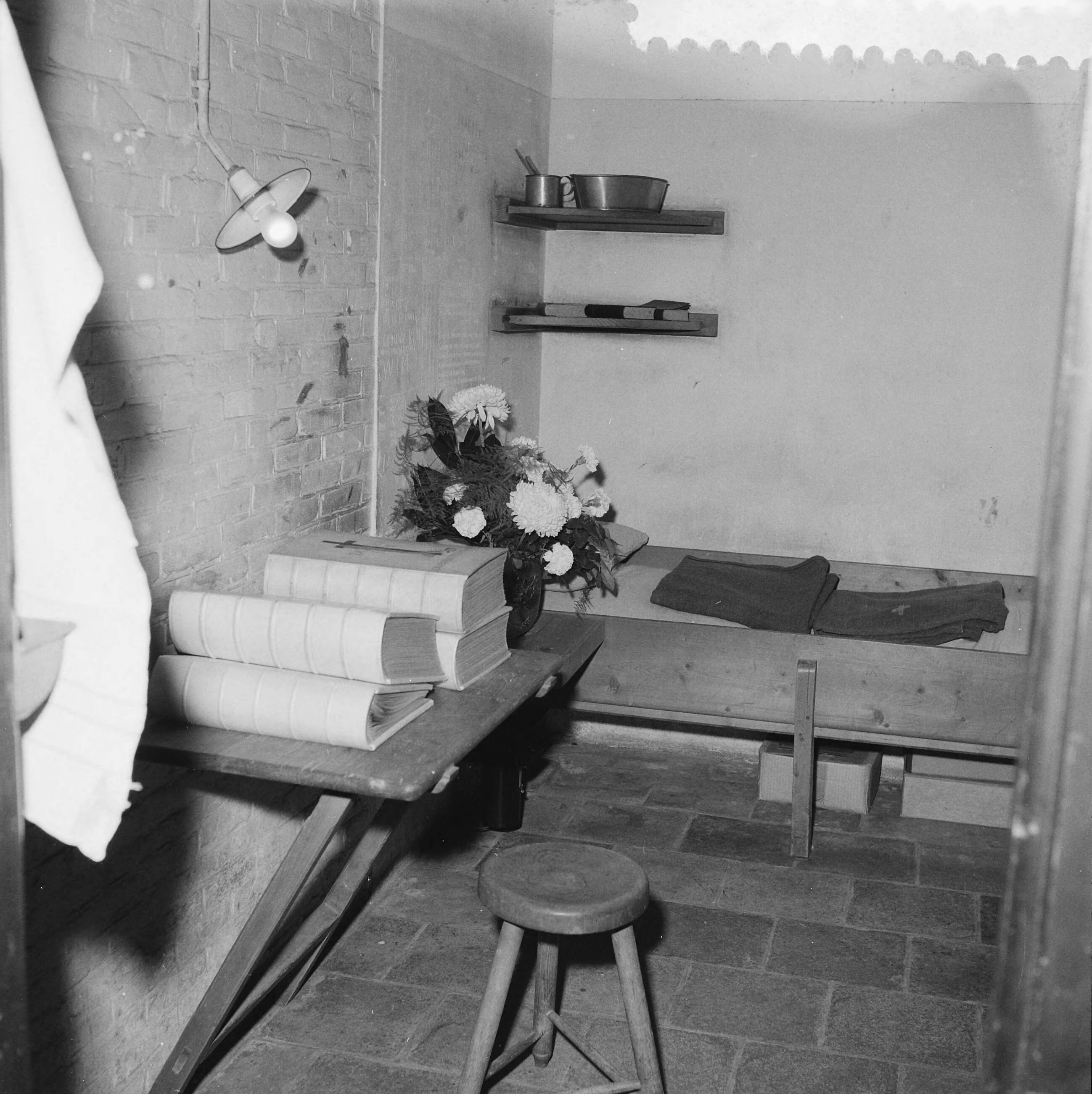 Fotocollectie Anefo — Jaarlijkse dodenherdenking Oranjehotel — Foto: Behrens, Herbert F. / Anefo. Licentie: Set B: Rechtenvrij / Publiek Domein. Bron: Nationaal Archief. http://hdl.handle.net/10648/a99f748a-d0b4-102d-bcf8-003048976d84