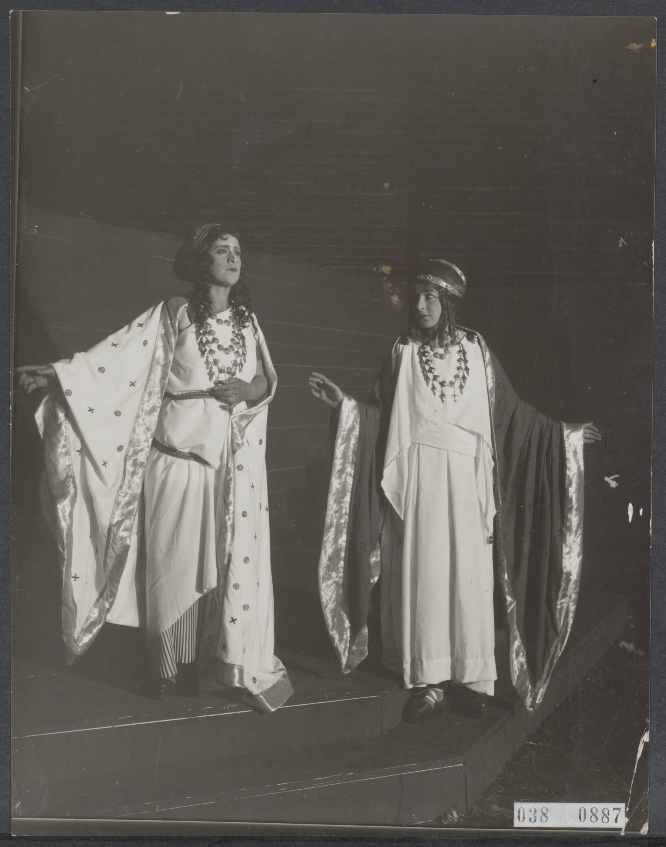 Fotocollectie Elsevier Binnenland — Lustrumfeesten te Groningen. Opvoering van het Griekse treurspel "Antigone en Ismene" — Foto: Kramer, Piet. Licentie: Set B: Rechtenvrij / Publiek Domein. Bron: Nationaal Archief. http://hdl.handle.net/10648/adf2c122-d0b4-102d-bcf8-003048976d84
