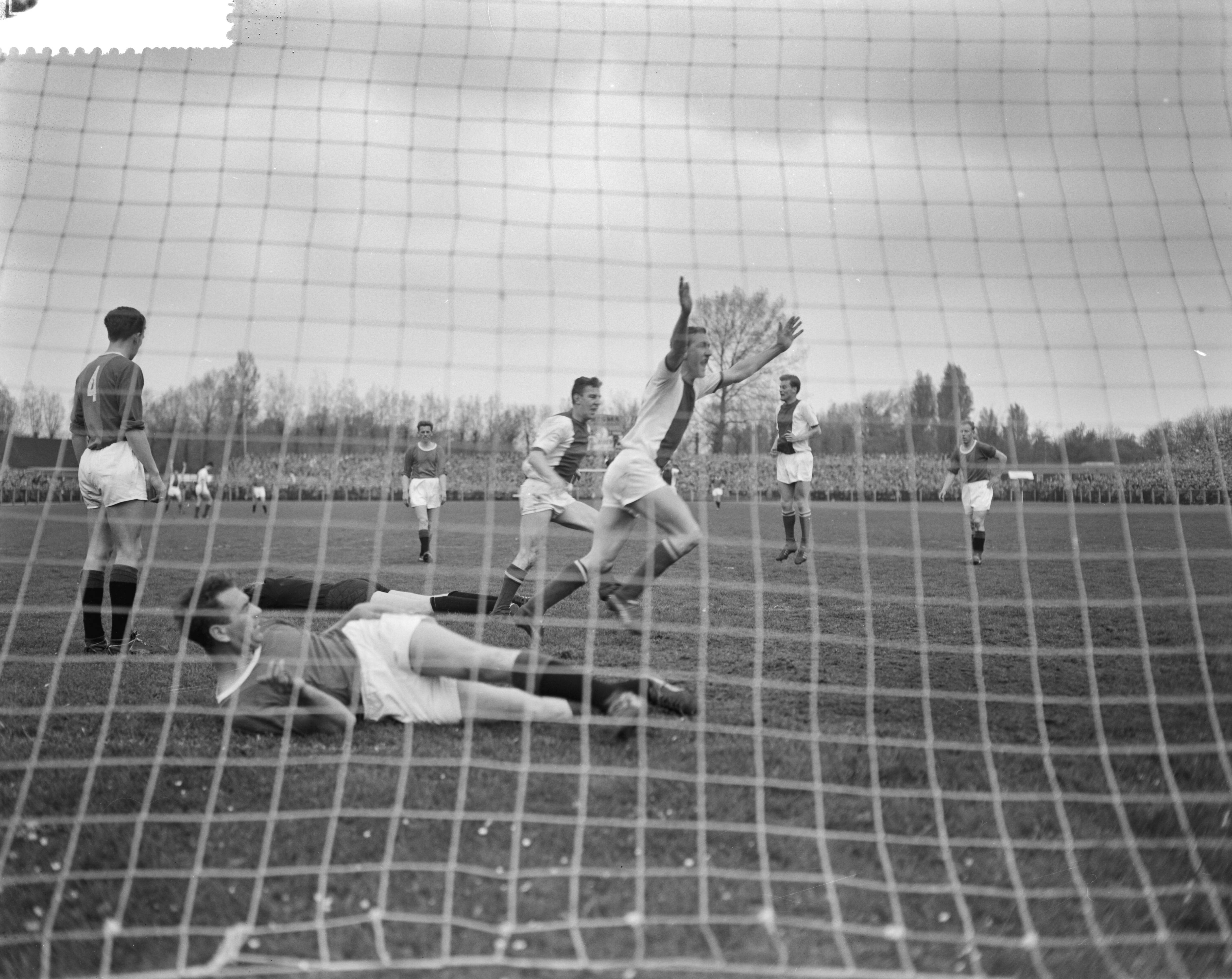 Fotocollectie Anefo — Voetbal. ADO tegen Ajax 1-3. Spelmoment, 2e doelpunt Ajax. Liggend ADO-keeper Martin an Vianen en Van der Meer. Ajax-spelers die juichend weglopen vlnr. Co Prins, Cees Groot en Bobby Westra — Foto: Bilsen, Joop van / Anefo. Licentie: Set B: Rechtenvrij / Publiek Domein. Bron: Nationaal Archief. http://hdl.handle.net/10648/a9d155e0-d0b4-102d-bcf8-003048976d84