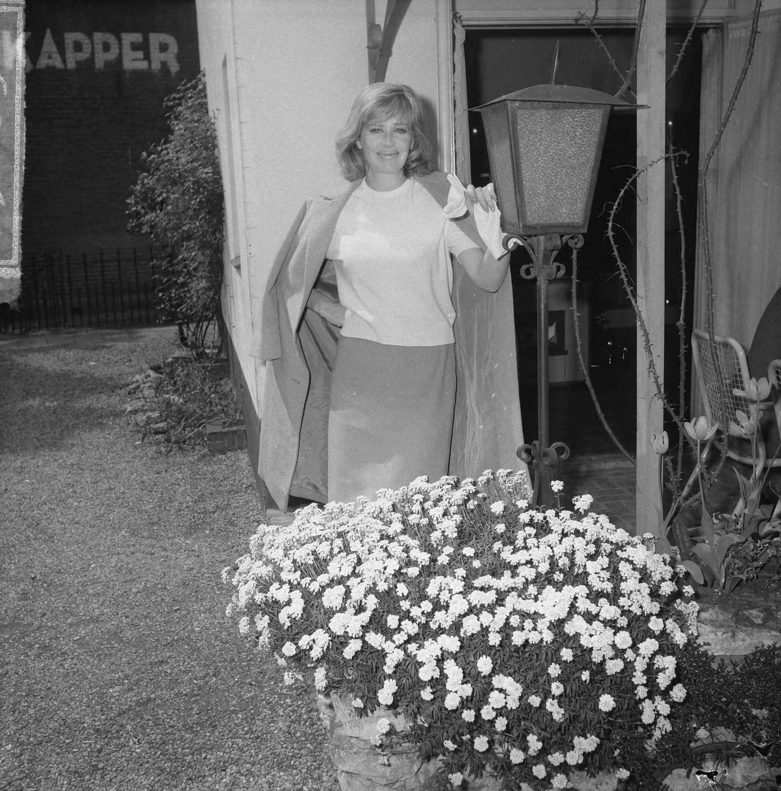 Fotocollectie Anefo — Hildegard Knef, Duitse actrice in TV-programma van Simon van Collem — Foto: Nijs, Jac. de / Anefo. Licentie: Set B: Rechtenvrij / Publiek Domein. Bron: Nationaal Archief. http://hdl.handle.net/10648/aa38c496-d0b4-102d-bcf8-003048976d84