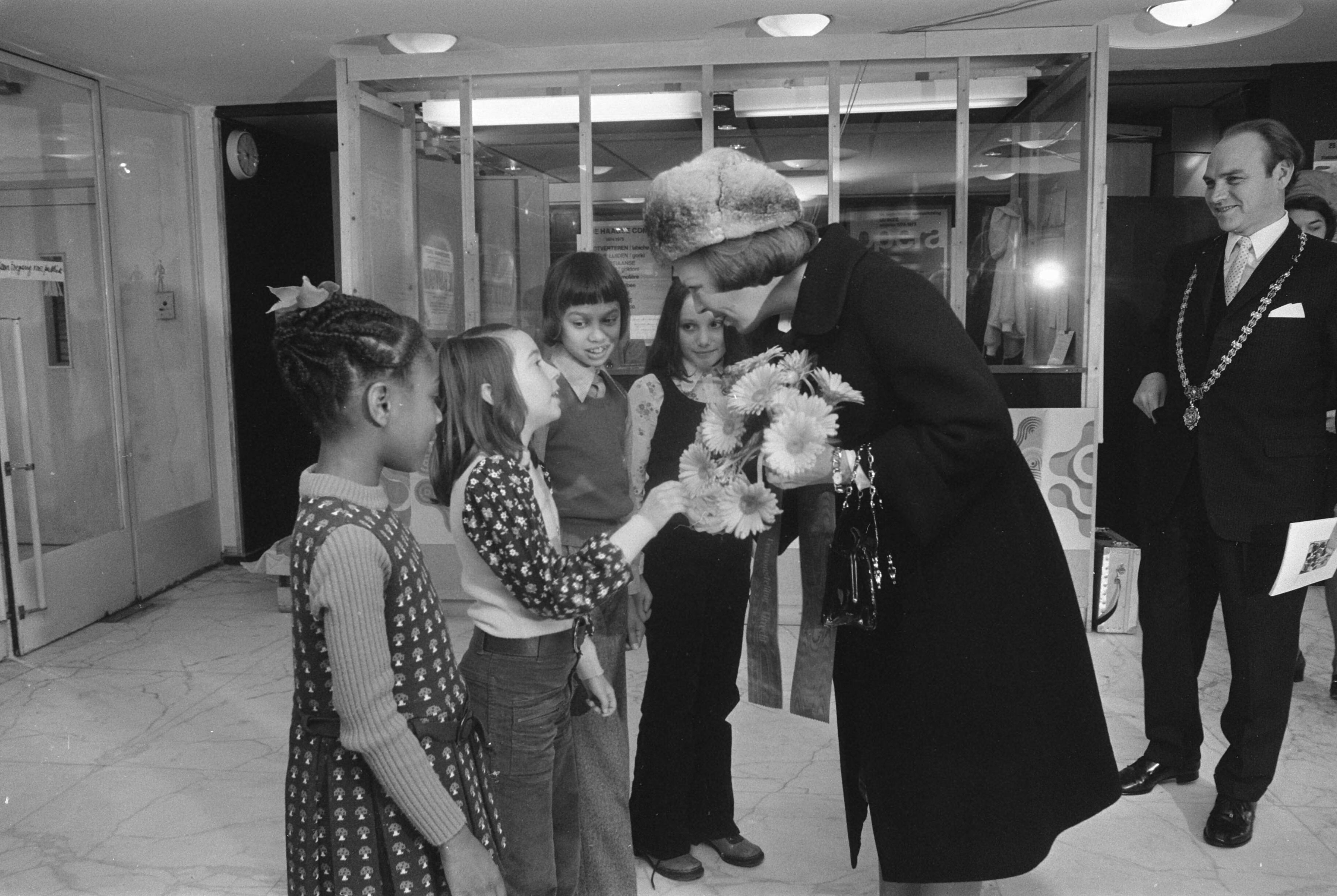 Fotocollectie Anefo — Prinses Beatrix bij opening tentoonstelling "Tekeningen uit SOS-kinderdorpen" in Utrecht; aanbieden bloemen — Foto: Peters, Hans / Anefo. Licentie: Set B: Rechtenvrij / Publiek Domein. Bron: Nationaal Archief. http://hdl.handle.net/10648/ac596c6c-d0b4-102d-bcf8-003048976d84