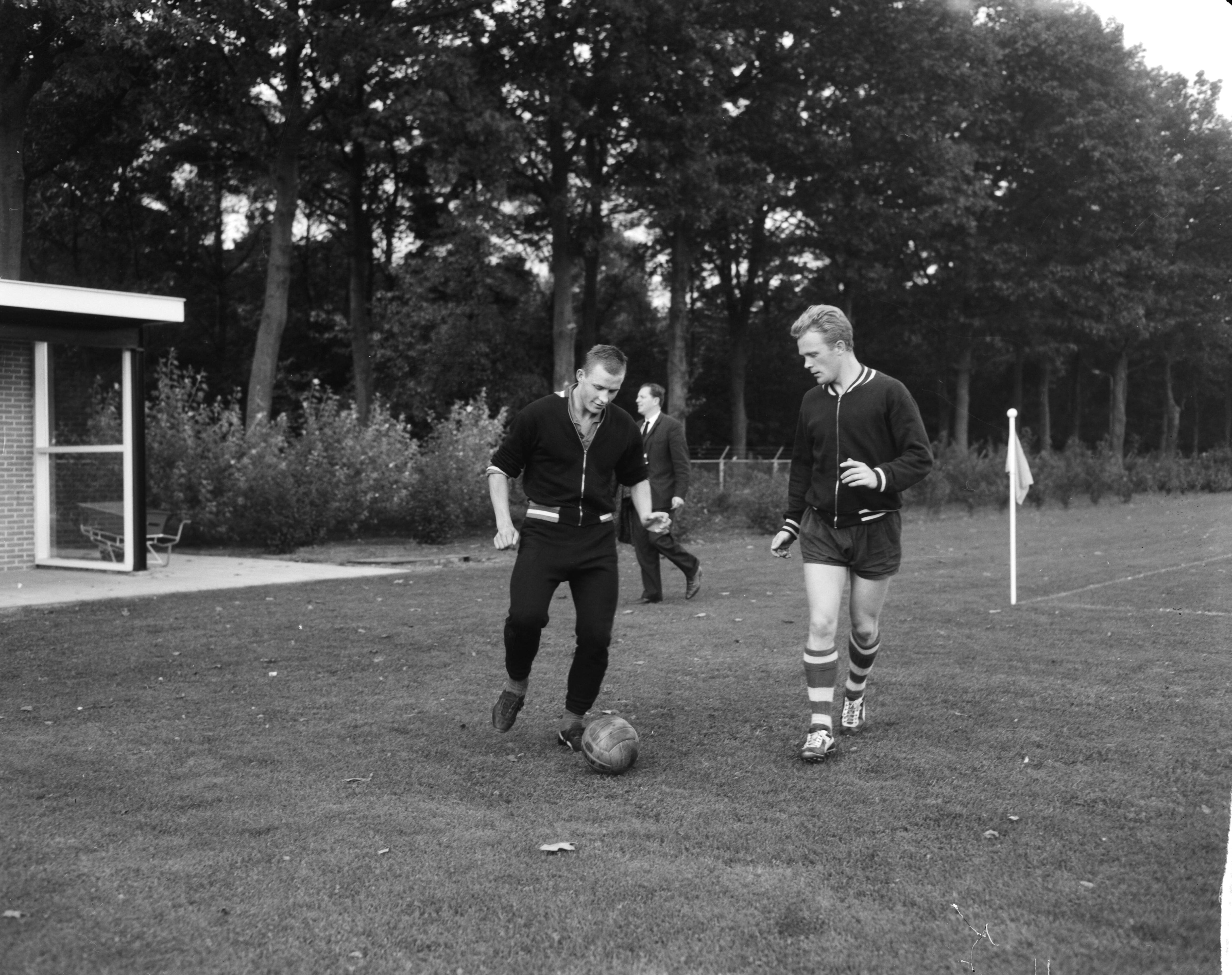Fotocollectie Anefo — Training Nederlands Elftal te Zeist. De beide nieuwelingen links Henk Vriens (Willem II) rechts Henk Tijm (Ajax) — Foto: Bilsen, Joop van / Anefo. Licentie: Set B: Rechtenvrij / Publiek Domein. Bron: Nationaal Archief. http://hdl.handle.net/10648/aa48ff8c-d0b4-102d-bcf8-003048976d84