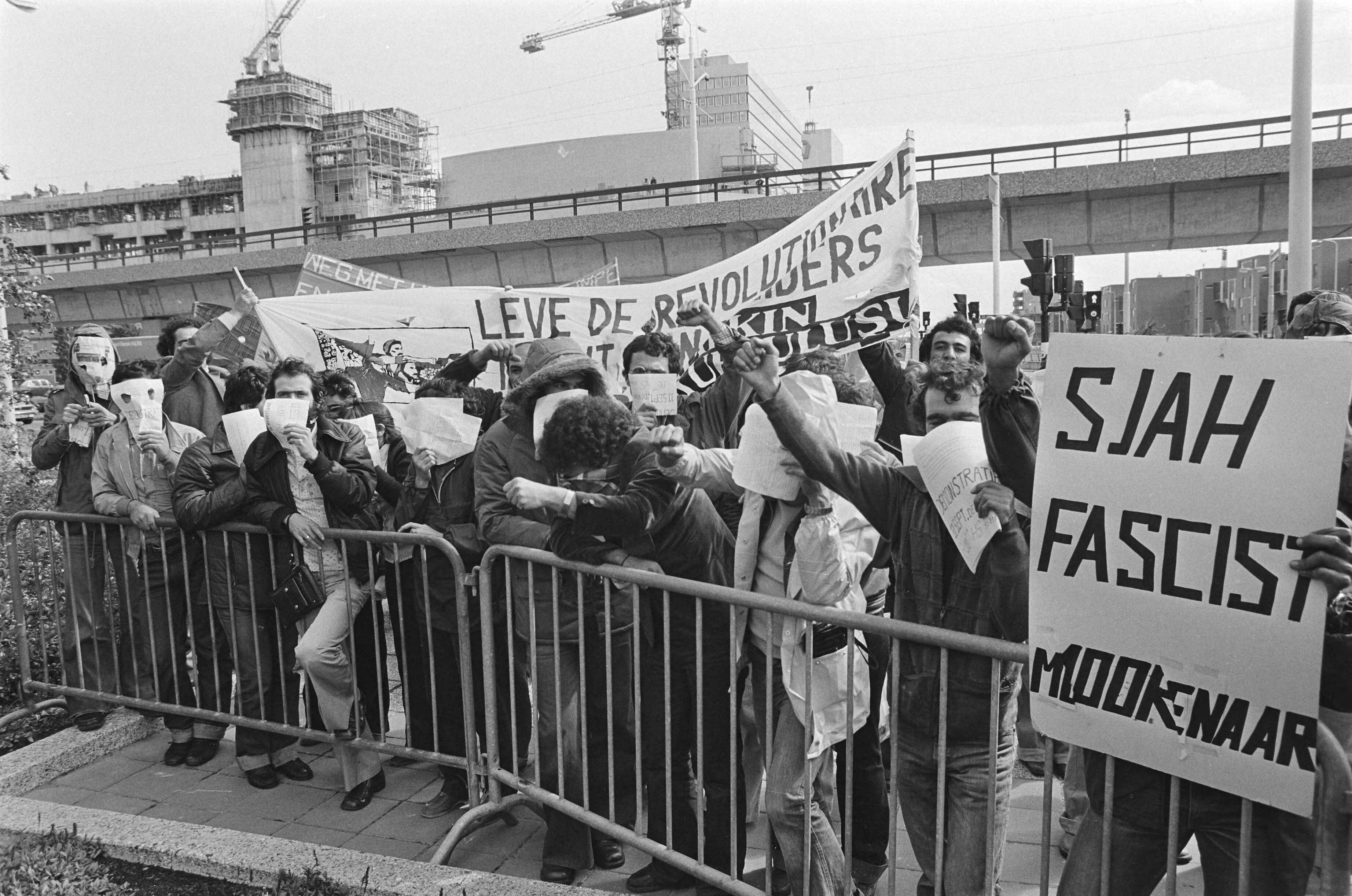 Fotocollectie Anefo — Zaanse studenten demonstreren voor Paleis van Justitie in Den Haag voor vrijlating bezetters ambassade — Foto: Peters, Hans / Anefo. Licentie: Set B: Rechtenvrij / Publiek Domein. Bron: Nationaal Archief. http://hdl.handle.net/10648/acbb815e-d0b4-102d-bcf8-003048976d84