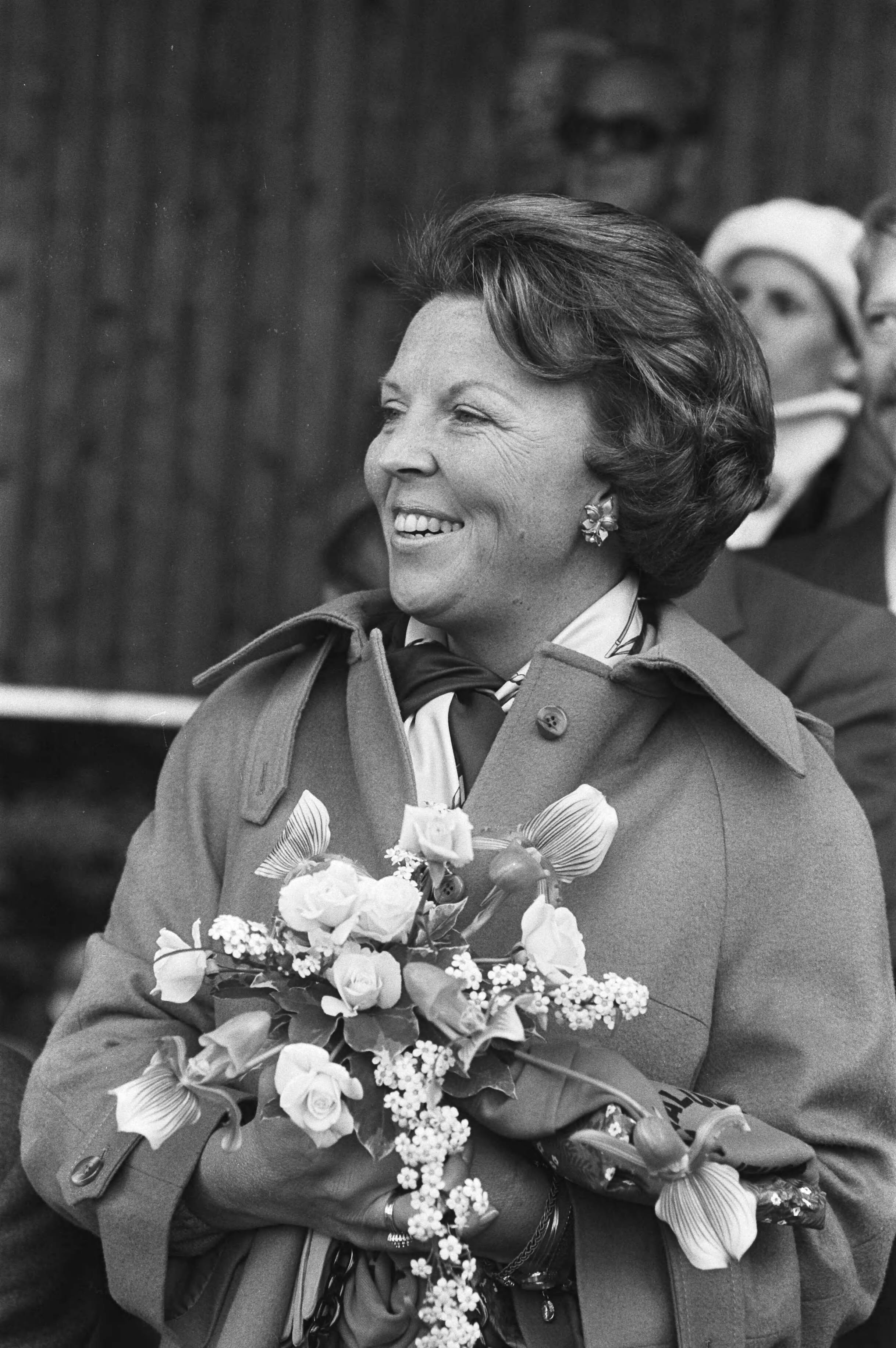 De "Zwaluwen Jeugd Aktie" te Zeist wordt bijgewooond door prinses Beatrix — Prinses Beatrix met bloemen — Foto: Bogaerts, Rob / Anefo. Licentie: Set B: Rechtenvrij / Publiek Domein. Bron: Nationaal Archief. http://hdl.handle.net/10648/acd103bc-d0b4-102d-bcf8-003048976d84