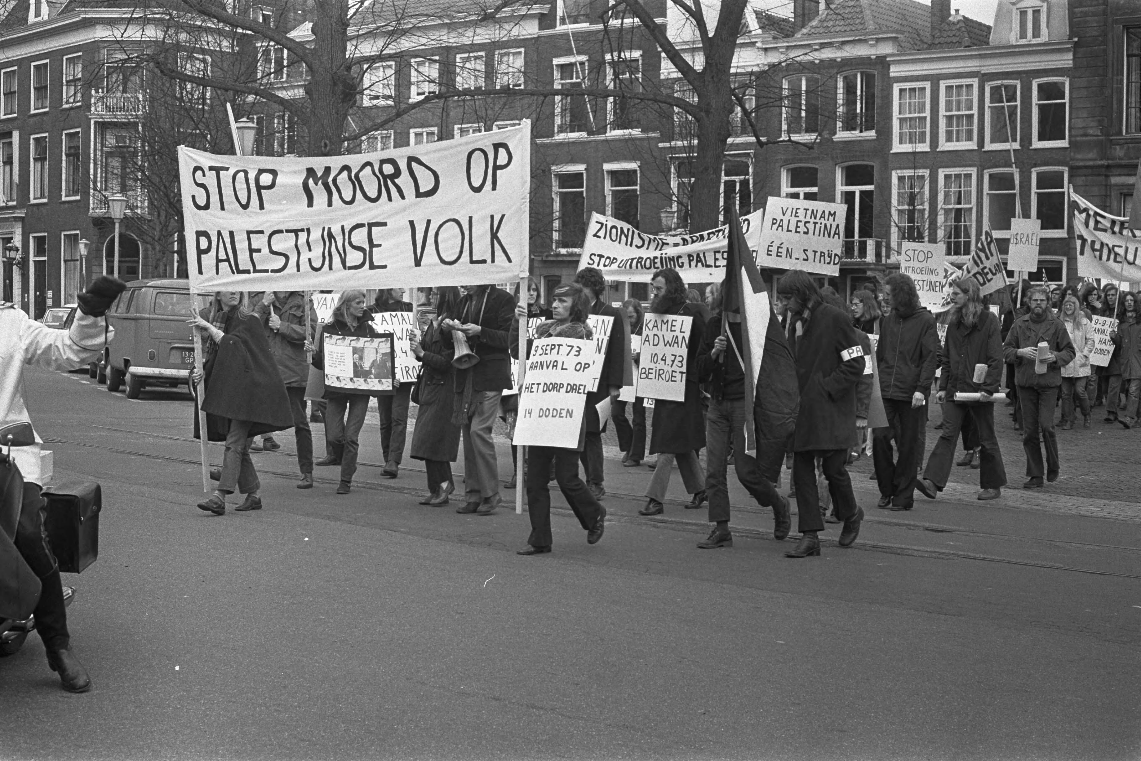 Fotocollectie Anefo — Demonstratie in Den Haag tegen Israelische terreuracties tegen Palestijnen — Foto: Punt, W. / Anefo. Licentie: Set B: Rechtenvrij / Publiek Domein. Bron: Nationaal Archief. http://hdl.handle.net/10648/ac29c49e-d0b4-102d-bcf8-003048976d84