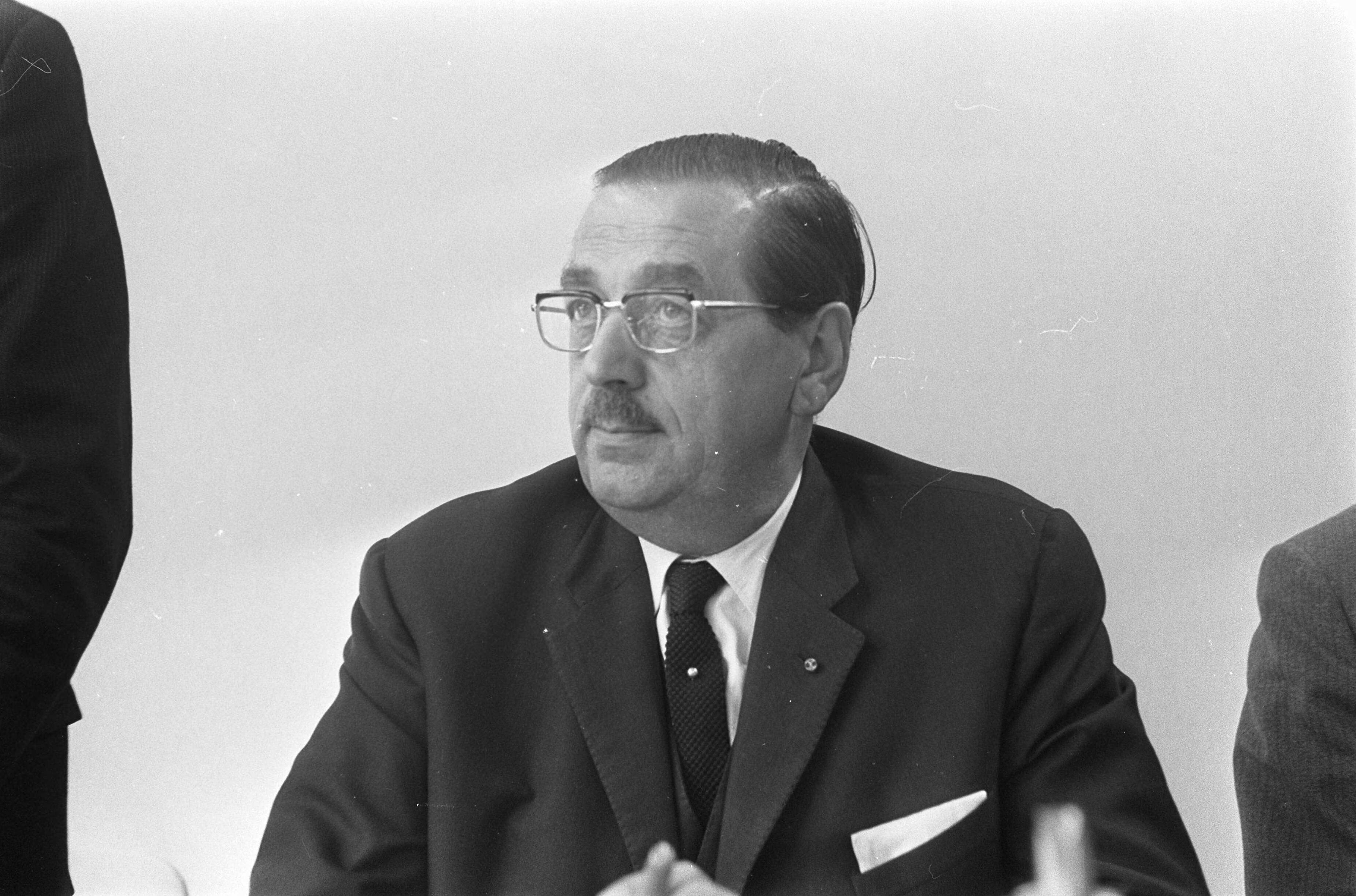 Kleurenstudio van de NTS — Dhr Schüttenhelm, voorzitter van de NTS, tijdens een persconferentie — Foto: Fotograaf Onbekend / Anefo. Licentie: Set B: Rechtenvrij / Publiek Domein. Bron: Nationaal Archief. http://hdl.handle.net/10648/ab4fb54c-d0b4-102d-bcf8-003048976d84