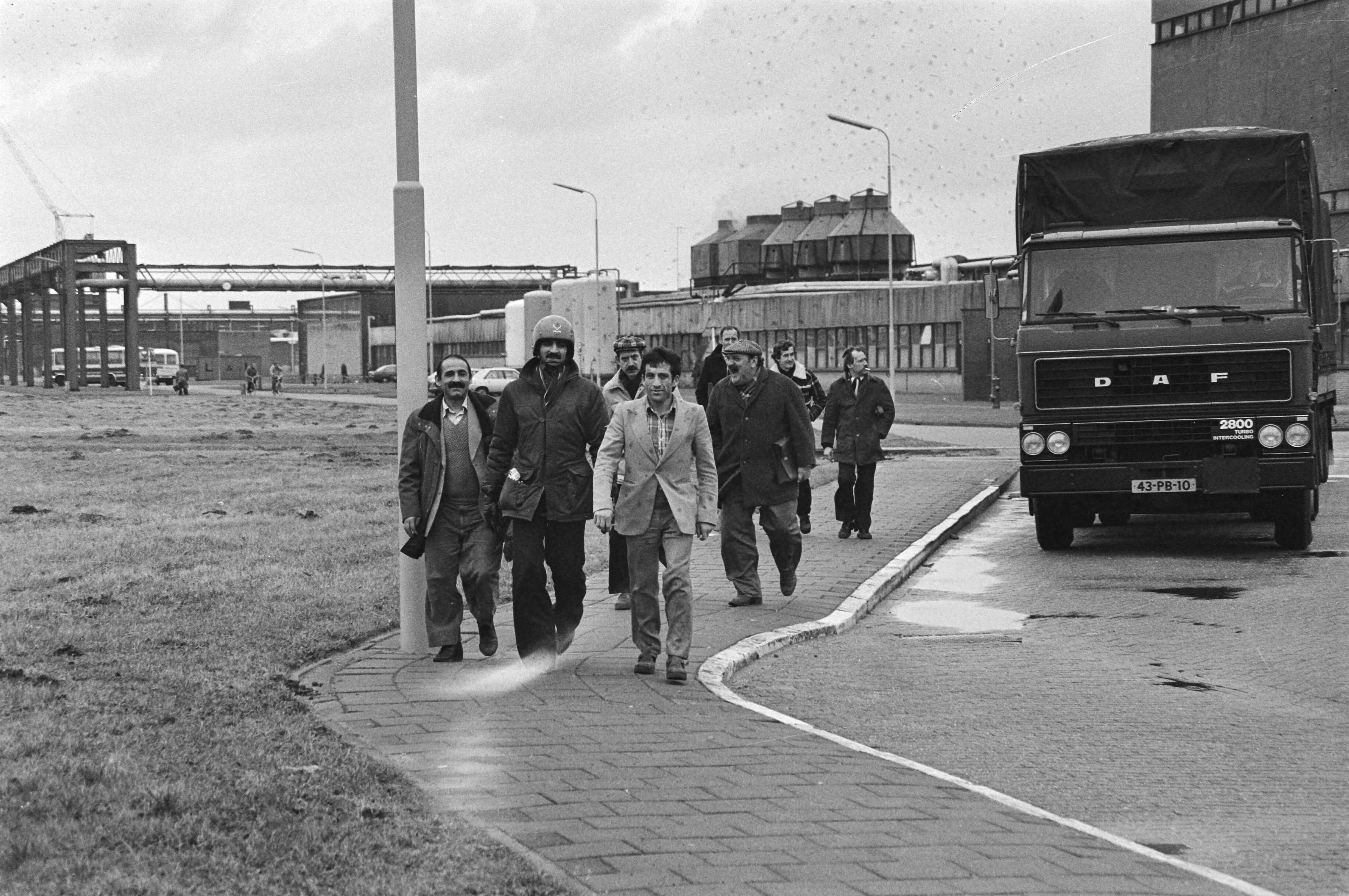 Bredase vestiging van Enka-kunstvezel concern gaat sluiten — Werknemers van Enka verlaten de fabriek — Foto: Dijk, Hans van / Anefo. Licentie: Set B: Rechtenvrij / Publiek Domein. Bron: Nationaal Archief. http://hdl.handle.net/10648/acf2f18e-d0b4-102d-bcf8-003048976d84