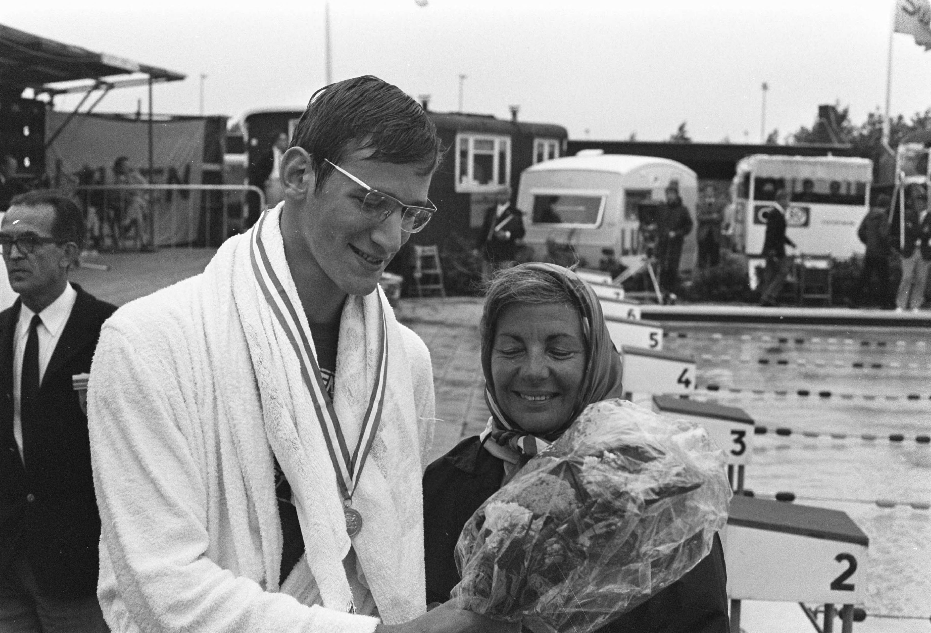 Fotocollectie Anefo — Nationale zwemkampioenschappen in Leeuwarden — Foto: Verhoeff, Bert / Anefo. Licentie: Set B: Rechtenvrij / Publiek Domein. Bron: Nationaal Archief. http://hdl.handle.net/10648/ab9de4b0-d0b4-102d-bcf8-003048976d84