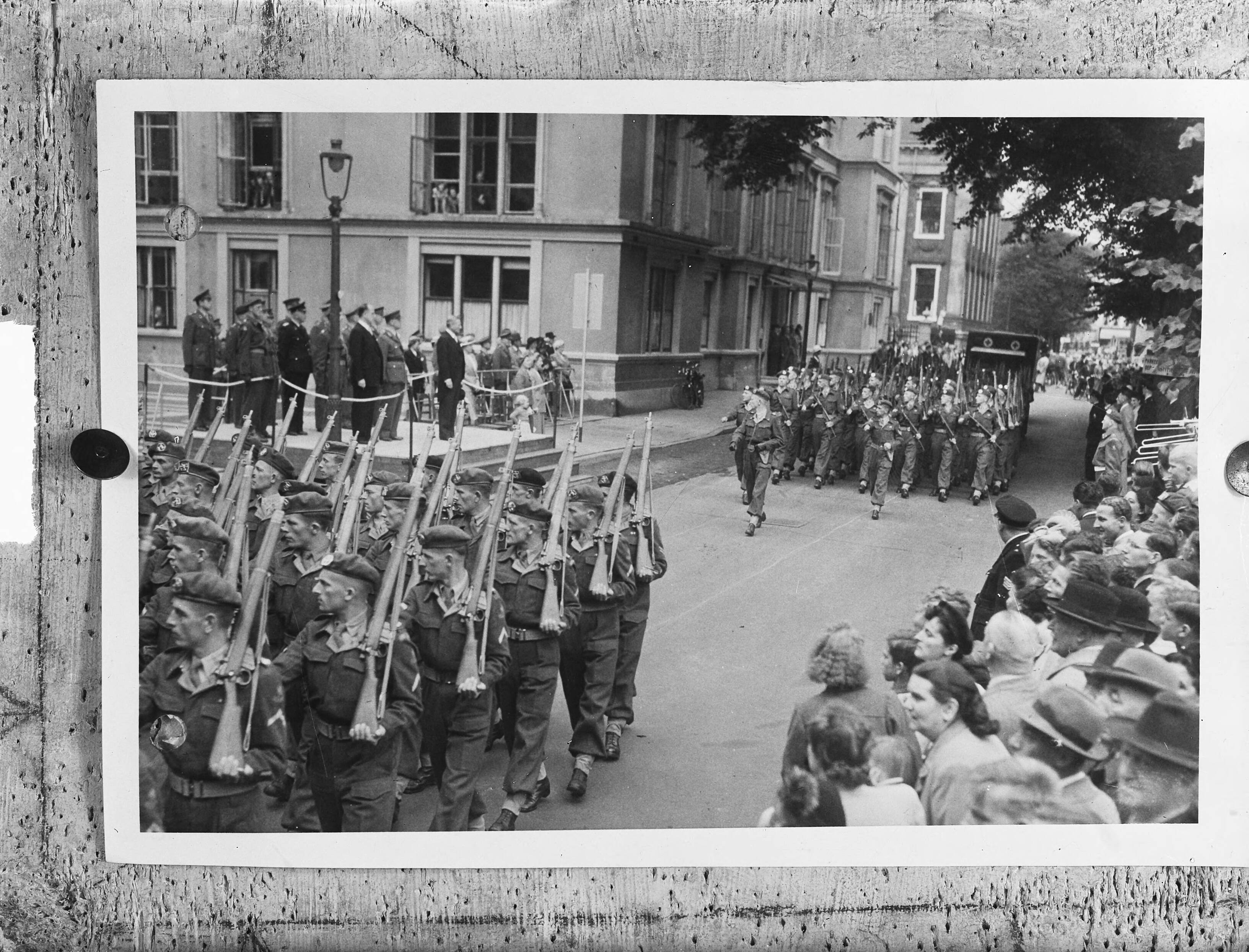 Fotocollectie Anefo — Defilé eerste VOC op het Plein te Den Haag — Foto: Winterbergen, Rolf / Anefo. Licentie: Set B: Rechtenvrij / Publiek Domein. Bron: Nationaal Archief. http://hdl.handle.net/10648/a8ddbffc-d0b4-102d-bcf8-003048976d84