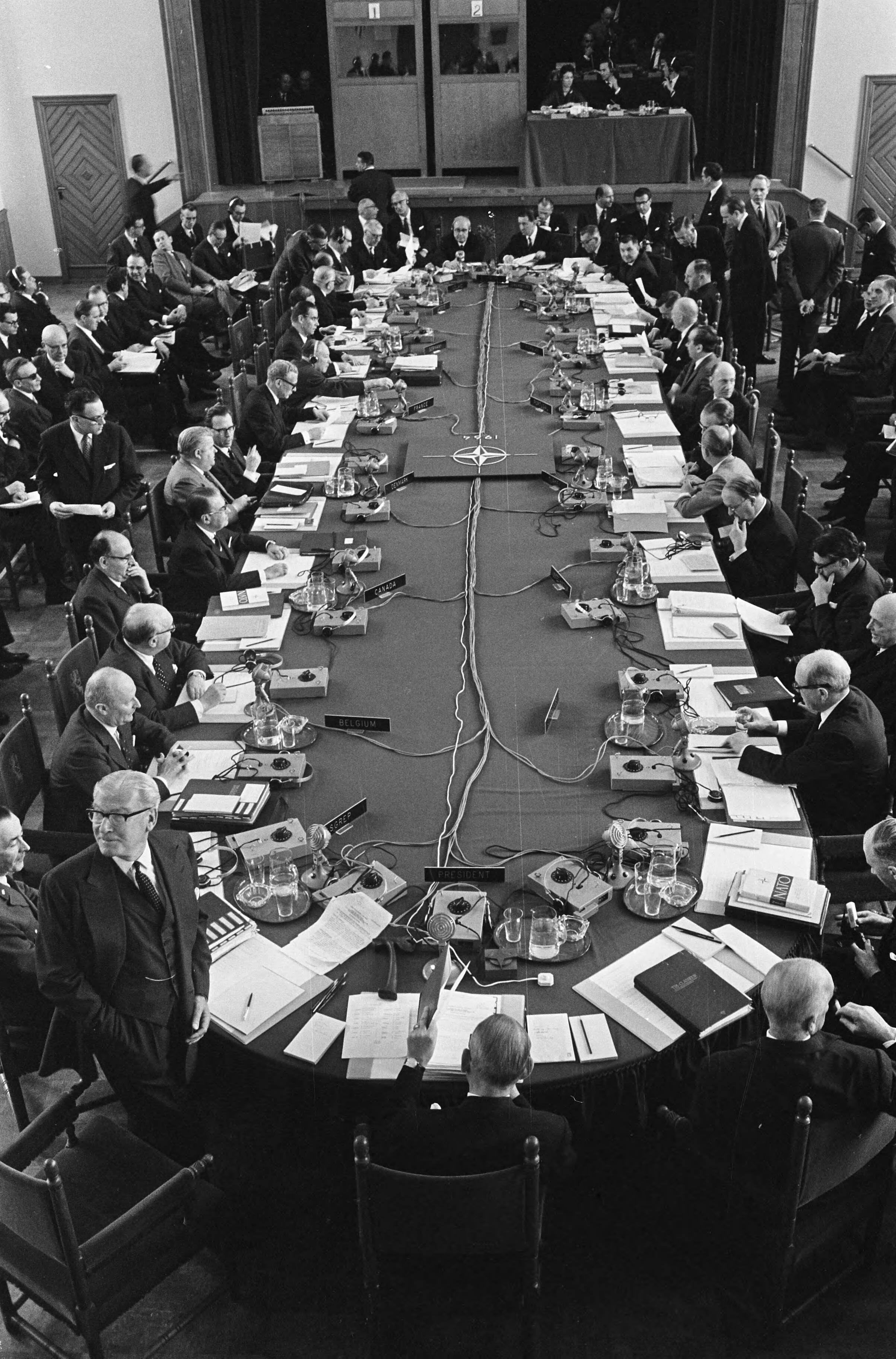 Fotocollectie Anefo — Opening NATO conferentie te Den Haag , overzicht van Conferentie in de Juliana Kazerne in Den Haag — Foto: Pot, Harry / Anefo. Licentie: Set B: Rechtenvrij / Publiek Domein. Bron: Nationaal Archief. http://hdl.handle.net/10648/aa68db2c-d0b4-102d-bcf8-003048976d84