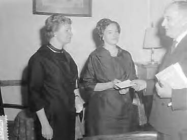 Fotocollectie Anefo — Uitreiking van de internationale literaire Atlantische prijs aan schrijfster Hella Haase en haar uitgever Querido, v.l.n.r. Tine van Buul, directrice van uitgeverij Querido, Hella Haase en John Eppstein, secretaris van de Atlantic Treaty Asscociation — Foto: Behrens, Herbert F. / Anefo. Licentie: Set B: Rechtenvrij / Publiek Domein. Bron: Nationaal Archief. http://hdl.handle.net/10648/a9afd438-d0b4-102d-bcf8-003048976d84