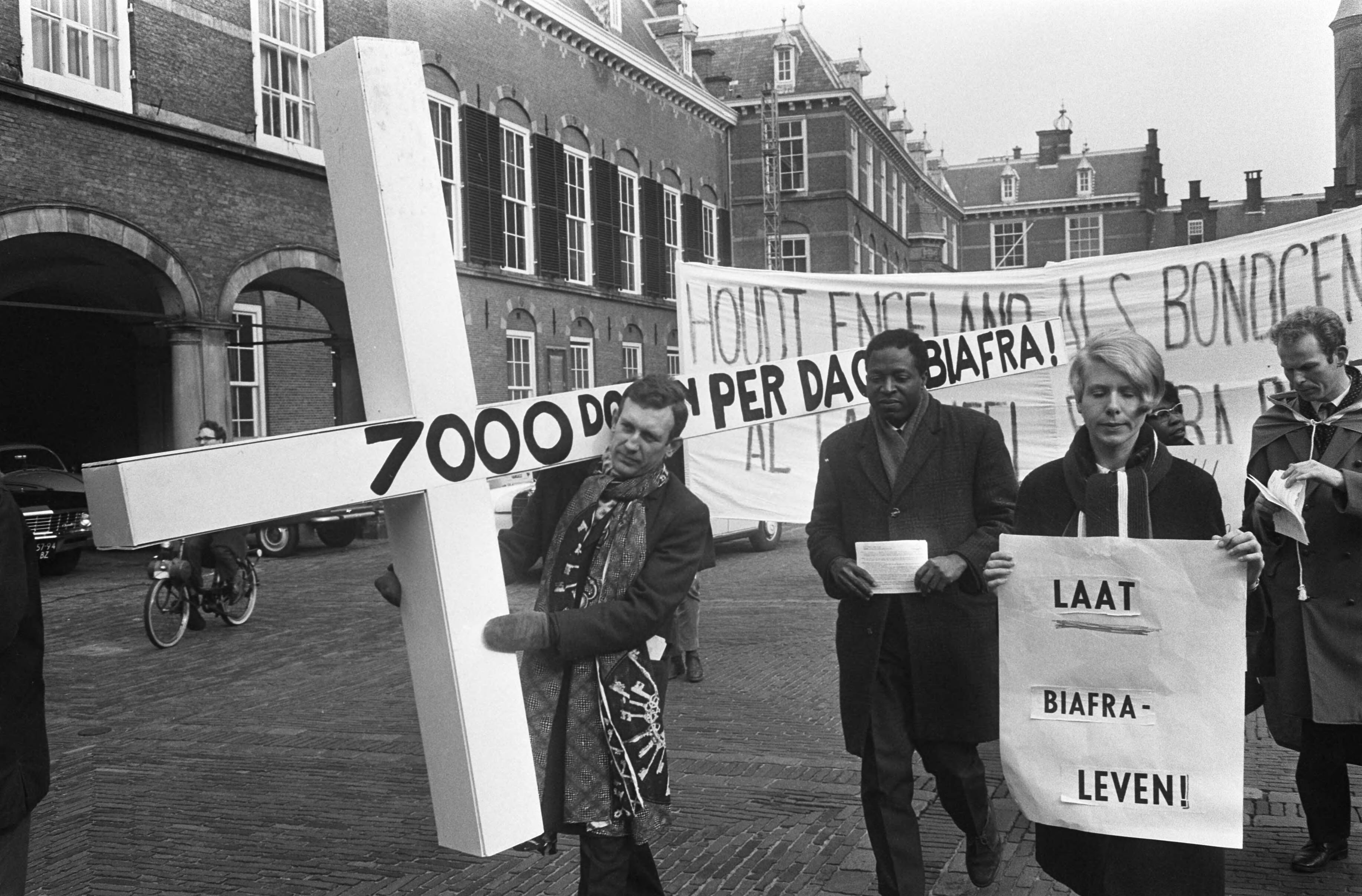 Fotocollectie Anefo — Demonstratie voor Biafra op Binnenhof Den Haag demonstrant met groot kruis — Foto: Koch, Eric / Anefo. Licentie: Set B: Rechtenvrij / Publiek Domein. Bron: Nationaal Archief. http://hdl.handle.net/10648/ab5fd62a-d0b4-102d-bcf8-003048976d84