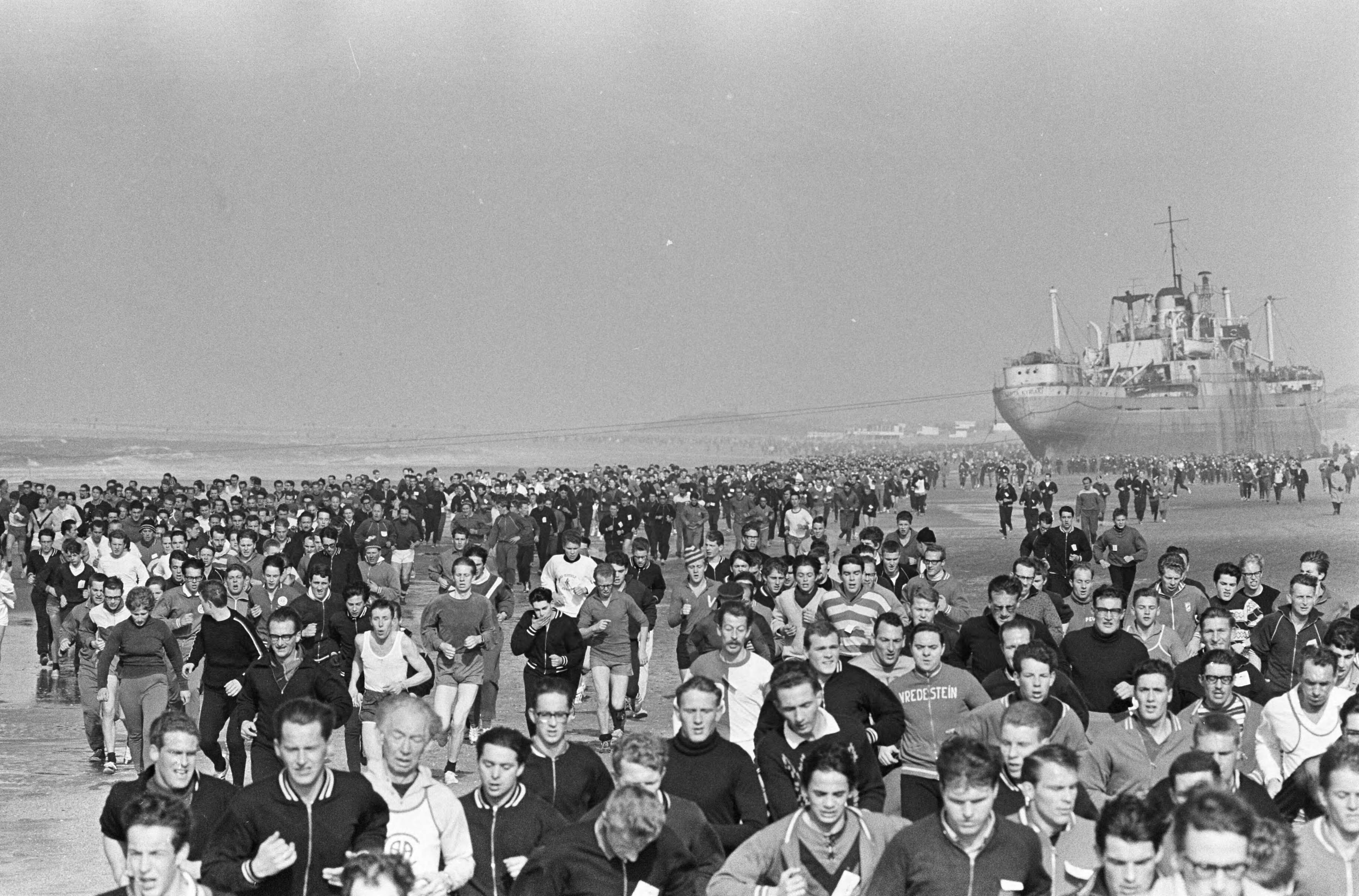Fotocollectie Anefo — Strandloop IJmuiden naar Bloemendaal, 3400 deelnemers op weg — Foto: Kroon, Ron / Anefo. Licentie: Set B: Rechtenvrij / Publiek Domein. Bron: Nationaal Archief. http://hdl.handle.net/10648/aadcf908-d0b4-102d-bcf8-003048976d84