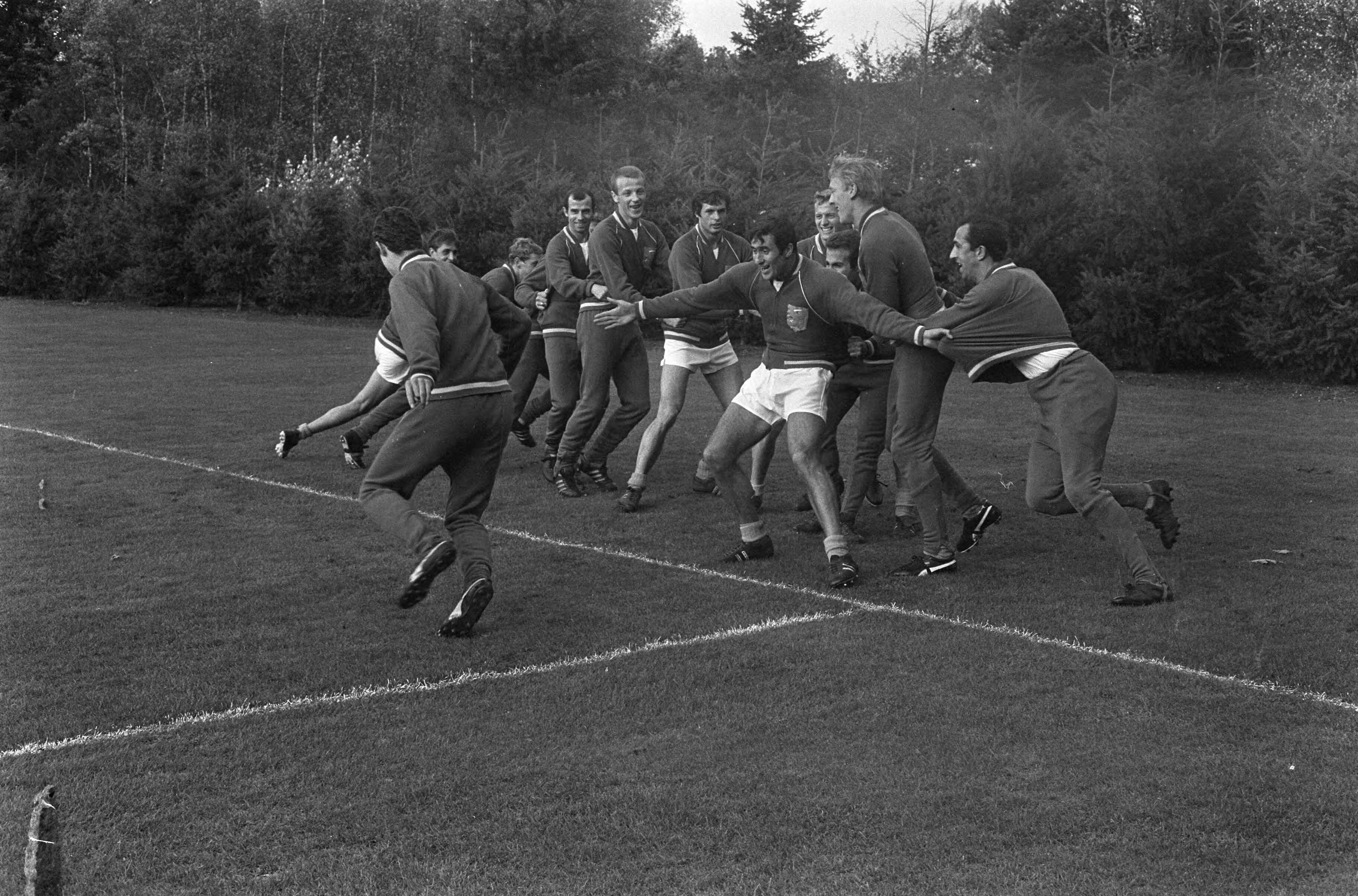 Fotocollectie Anefo — Training Nederlands elftal te Zeist. Krijgertje spelen in midden Sjaak Swart — Foto: Koch, Eric / Anefo. Licentie: Set B: Rechtenvrij / Publiek Domein. Bron: Nationaal Archief. http://hdl.handle.net/10648/ab2b6304-d0b4-102d-bcf8-003048976d84