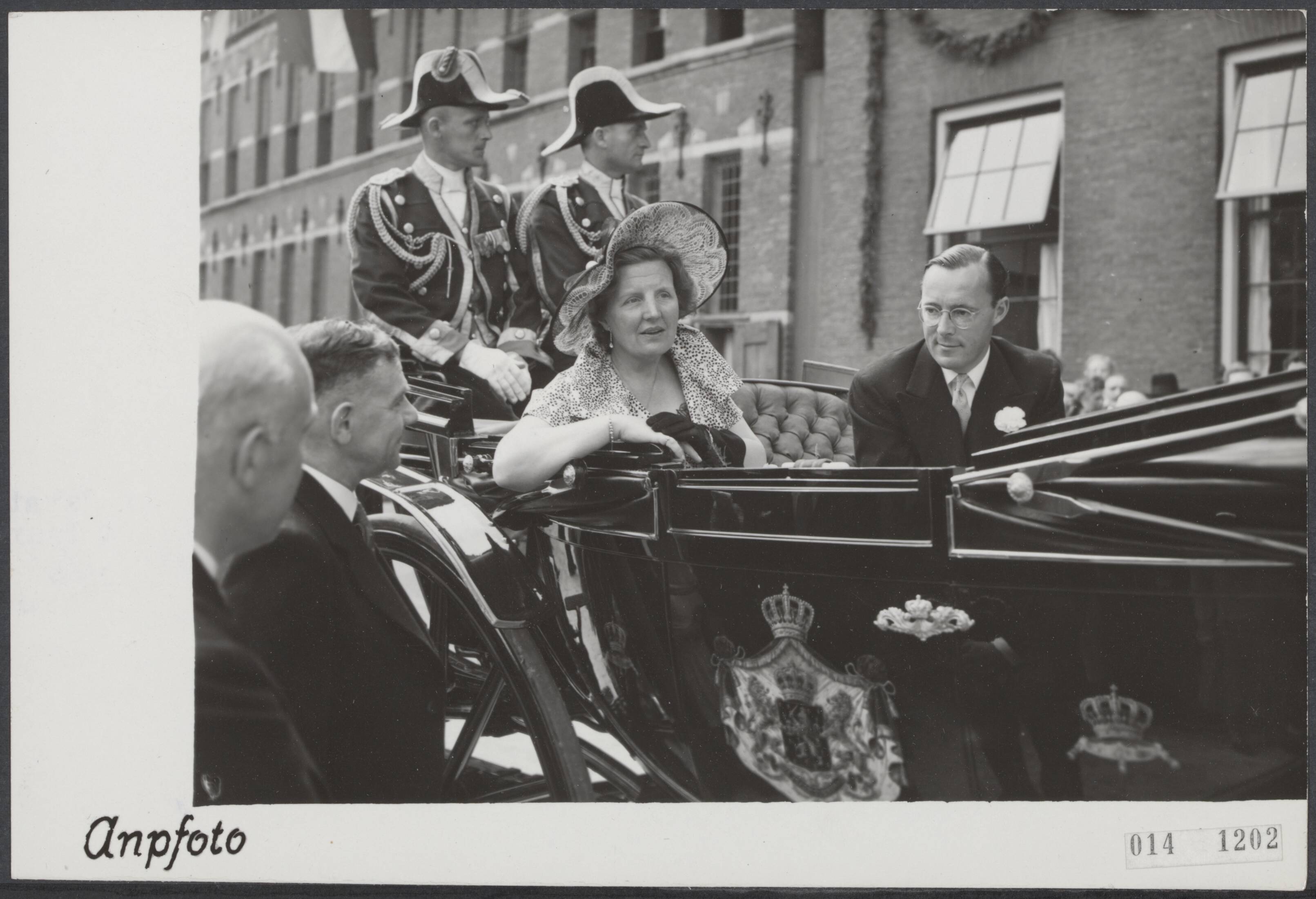 Fotocollectie Elsevier Binnenland — Na het bezoek aan de bakkerijtentoonstelling reed het koninklijk paar naar het Koninklijk Doofstommeninstituut. Koningin Juliana en prins Bernhard worden bij aankomst aan het instituut verwelkomd door de directeur — Foto: ANP / RVD of rechtenvrij. Licentie: Set B: Rechtenvrij / Publiek Domein. Bron: Nationaal Archief. http://hdl.handle.net/10648/adb31004-d0b4-102d-bcf8-003048976d84