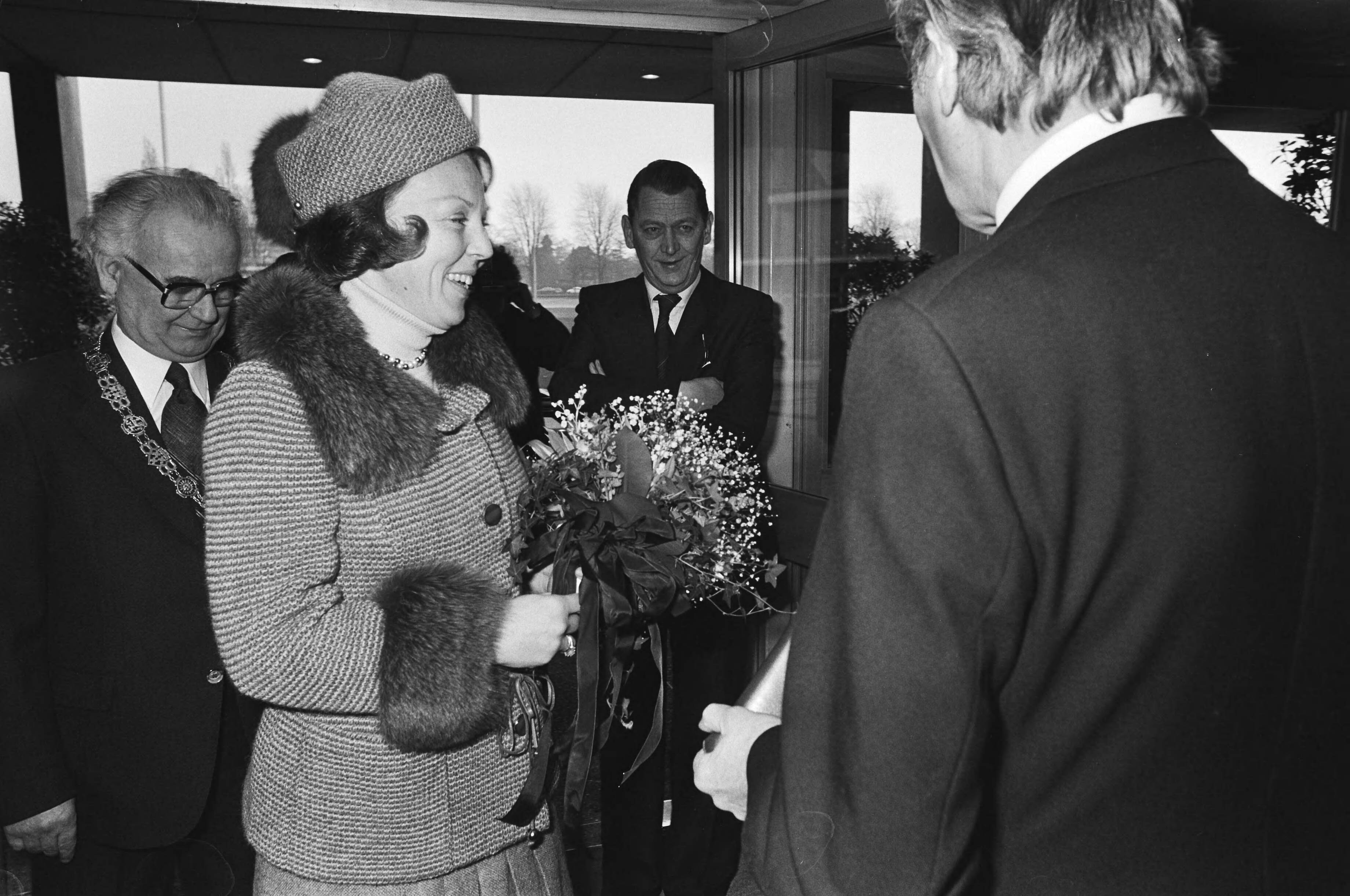 Prinses Beatrix opent expositie "Koffie Complet" in Breda — Prinses Beatrix ontvangt bloemen bij aankomst — Foto: Suyk, Koen / Anefo. Licentie: Set B: Rechtenvrij / Publiek Domein. Bron: Nationaal Archief. http://hdl.handle.net/10648/acc7aa38-d0b4-102d-bcf8-003048976d84