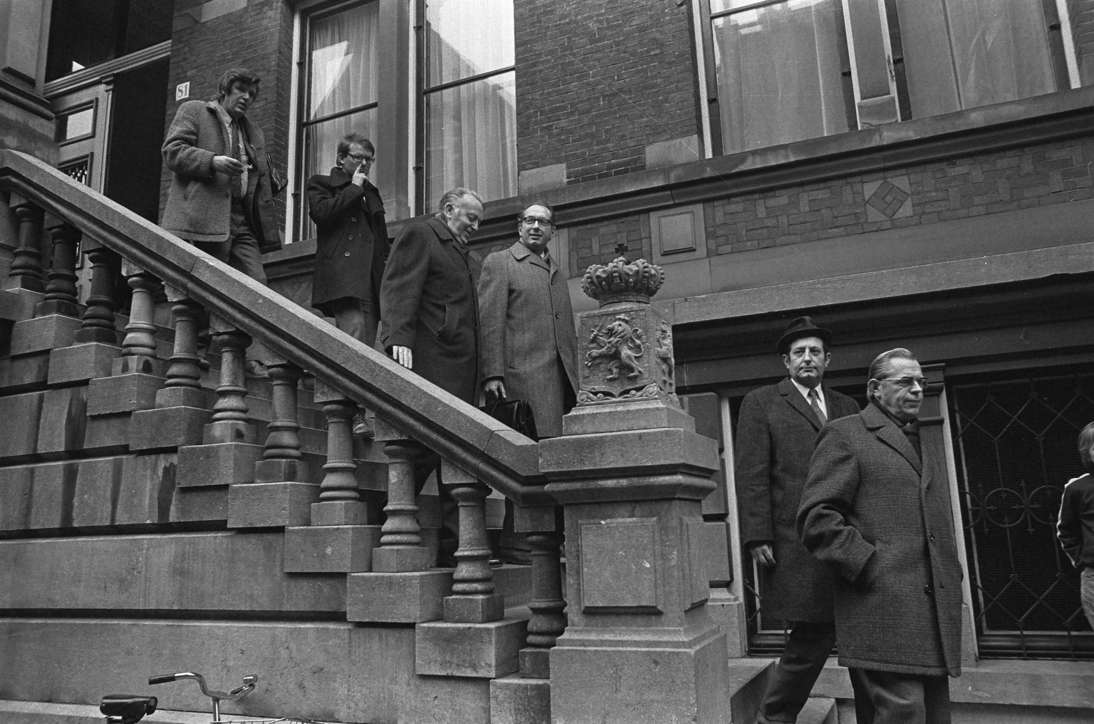Fotocollectie Anefo — Uitspraak kort geding in Gerechtsgebouw in Haarlem, Brussel en Groeneveld verlaten gebouw — Foto: Peters, Hans / Anefo. Licentie: Set B: Rechtenvrij / Publiek Domein. Bron: Nationaal Archief. http://hdl.handle.net/10648/ac2669de-d0b4-102d-bcf8-003048976d84