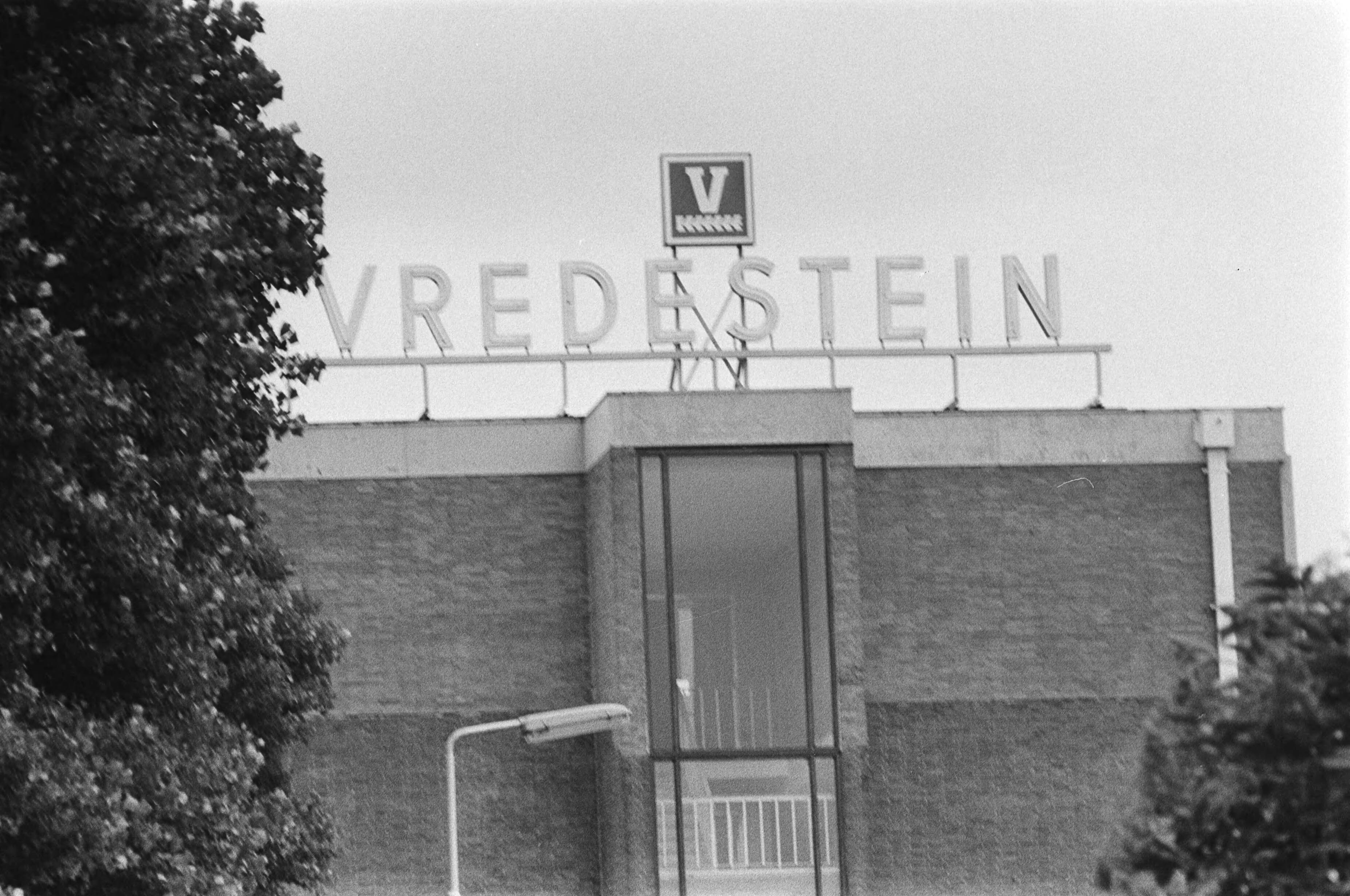 Fotocollectie Anefo — Bandenfabriek "Vredestein" in Loosduinen met sluiting bedreigd, exterieur — Foto: Mieremet, Rob / Anefo. Licentie: Set B: Rechtenvrij / Publiek Domein. Bron: Nationaal Archief. http://hdl.handle.net/10648/ac888a92-d0b4-102d-bcf8-003048976d84
