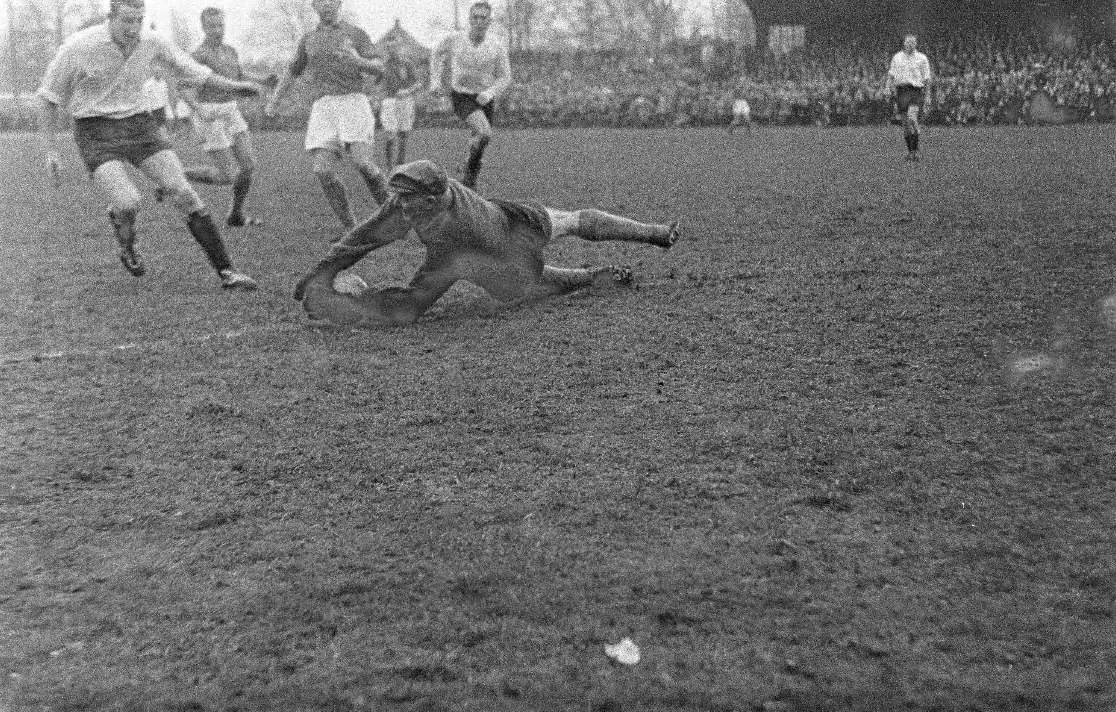 Fotocollectie Anefo — Traditionele nieuwjaars voetbalwedstrijd tussen Oud-Internationals en HFC te Haarlem. Keeper Leo Halle in actie — Foto: Pot, Harry / Anefo. Licentie: Set B: Rechtenvrij / Publiek Domein. Bron: Nationaal Archief. http://hdl.handle.net/10648/a9a4a270-d0b4-102d-bcf8-003048976d84