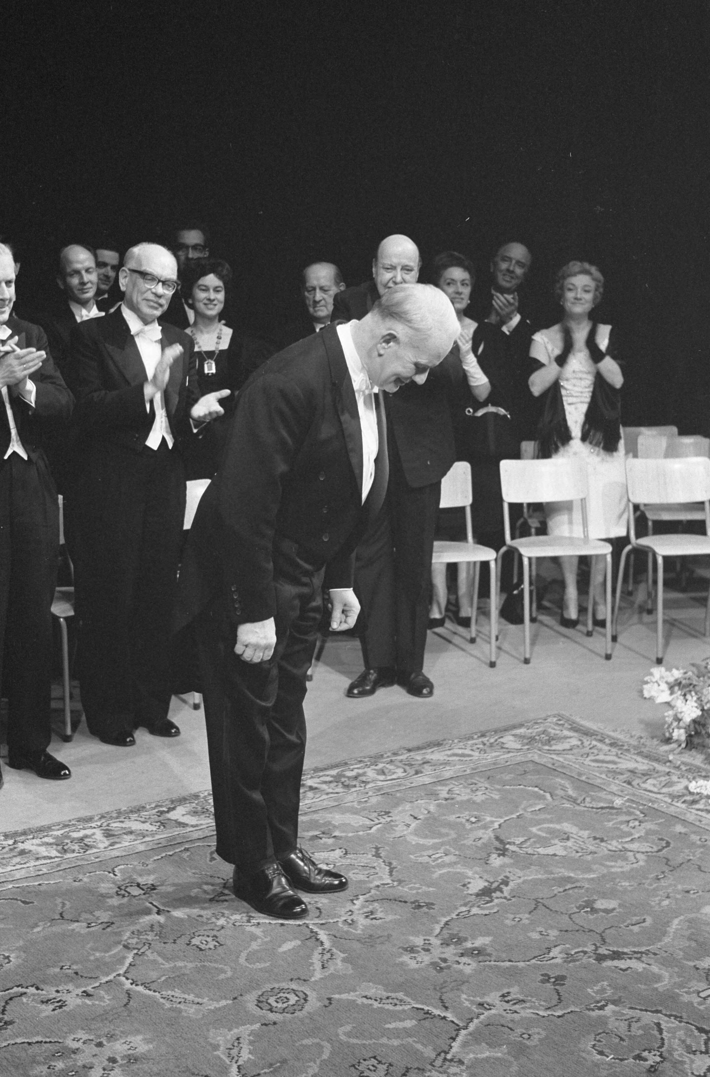 Fotocollectie Anefo — Acteur Cruys Voorbergh, in Koninklijke Schouwburg Den Haag gehuldigd. Cruys Voorbergh buigt tijdens applaus — Foto: Pot, Harry / Anefo. Licentie: Set B: Rechtenvrij / Publiek Domein. Bron: Nationaal Archief. http://hdl.handle.net/10648/a9fa1e94-d0b4-102d-bcf8-003048976d84
