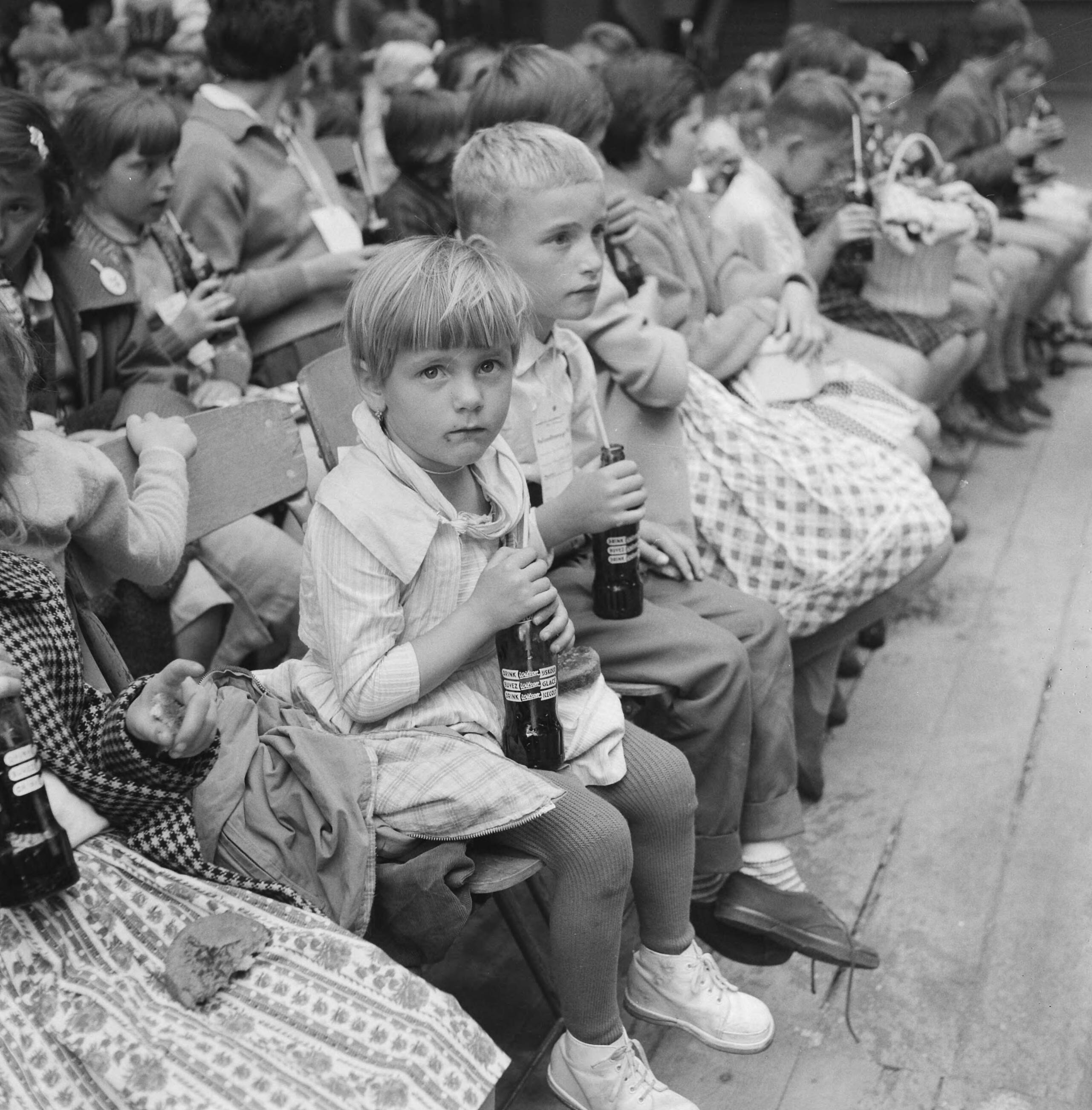 Fotocollectie Anefo — Vluchtelingenkinderen uit Oostenrijk en Duitsland in Den Haag — Foto: Behrens, Herbert F. / Anefo. Licentie: Set B: Rechtenvrij / Publiek Domein. Bron: Nationaal Archief. http://hdl.handle.net/10648/a9b43438-d0b4-102d-bcf8-003048976d84