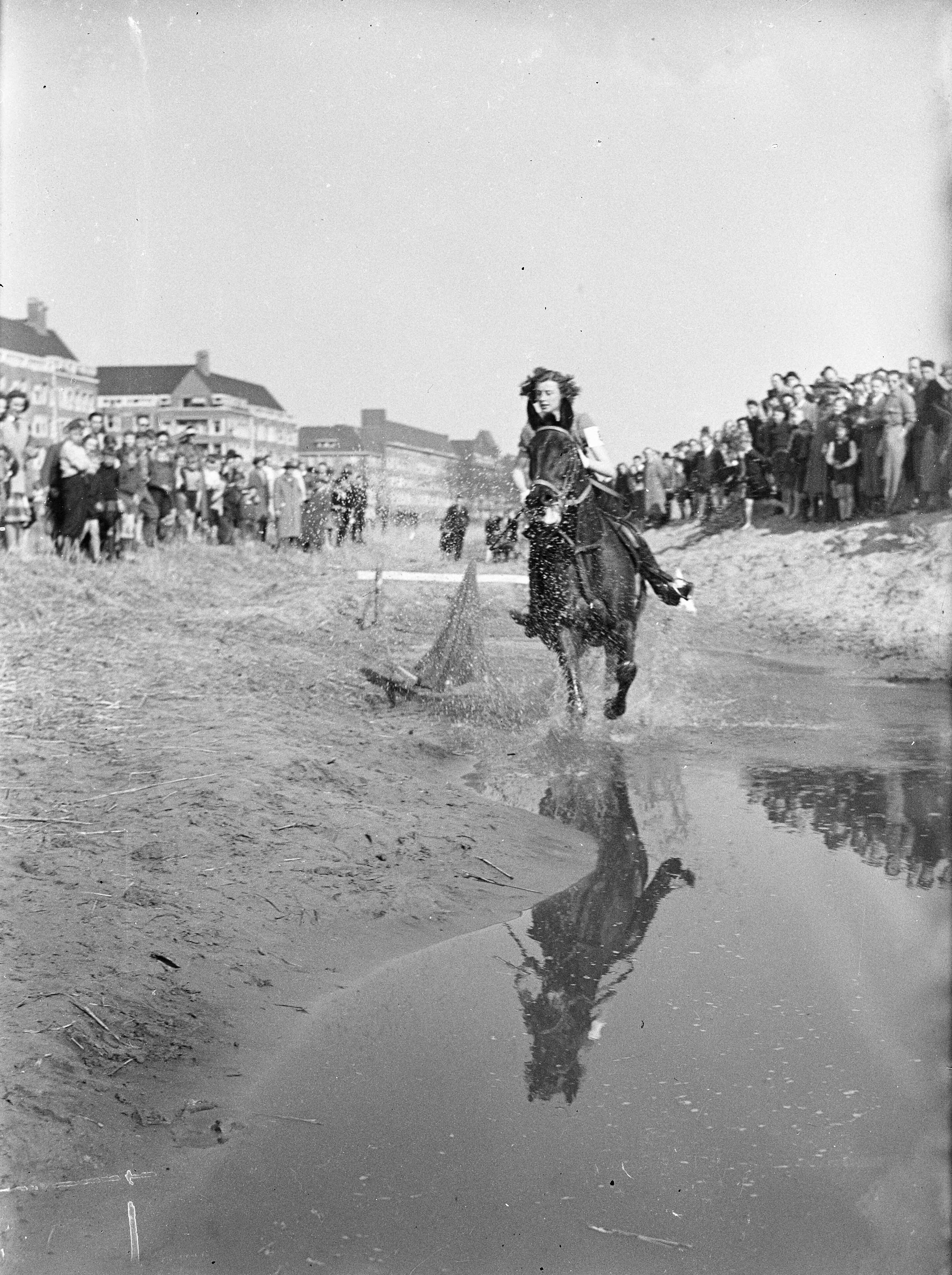 Cross-Country Amsterdam — Foto: Sagers, Harry / Anefo. — Licentie: Set B: Rechtenvrij / Publiek Domein. Bron: Nationaal Archief. http://hdl.handle.net/10648/a8a6c5a6-d0b4-102d-bcf8-003048976d84