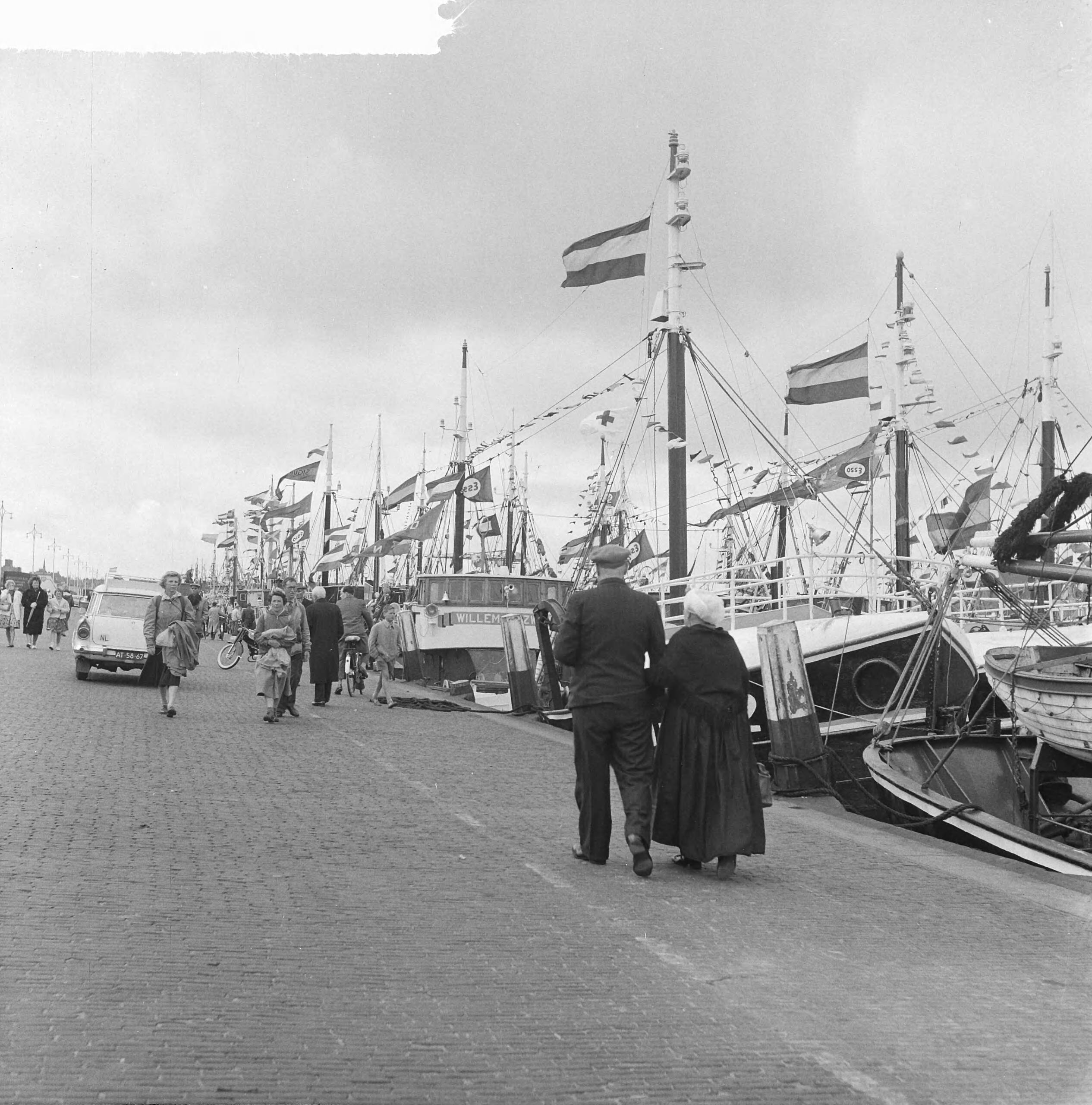 Fotocollectie Anefo — Vlaggetjesdag op Scheveningen — Foto: Koch, Eric / Anefo. Licentie: Set B: Rechtenvrij / Publiek Domein. Bron: Nationaal Archief. http://hdl.handle.net/10648/a9d5951a-d0b4-102d-bcf8-003048976d84